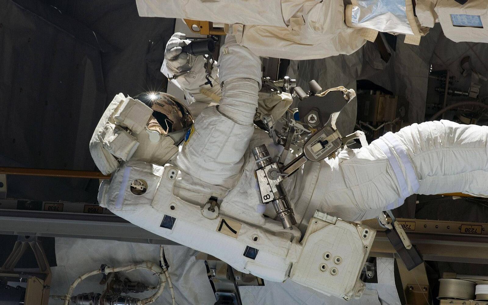 桌面上的壁纸外层空间 太空人 宇航服