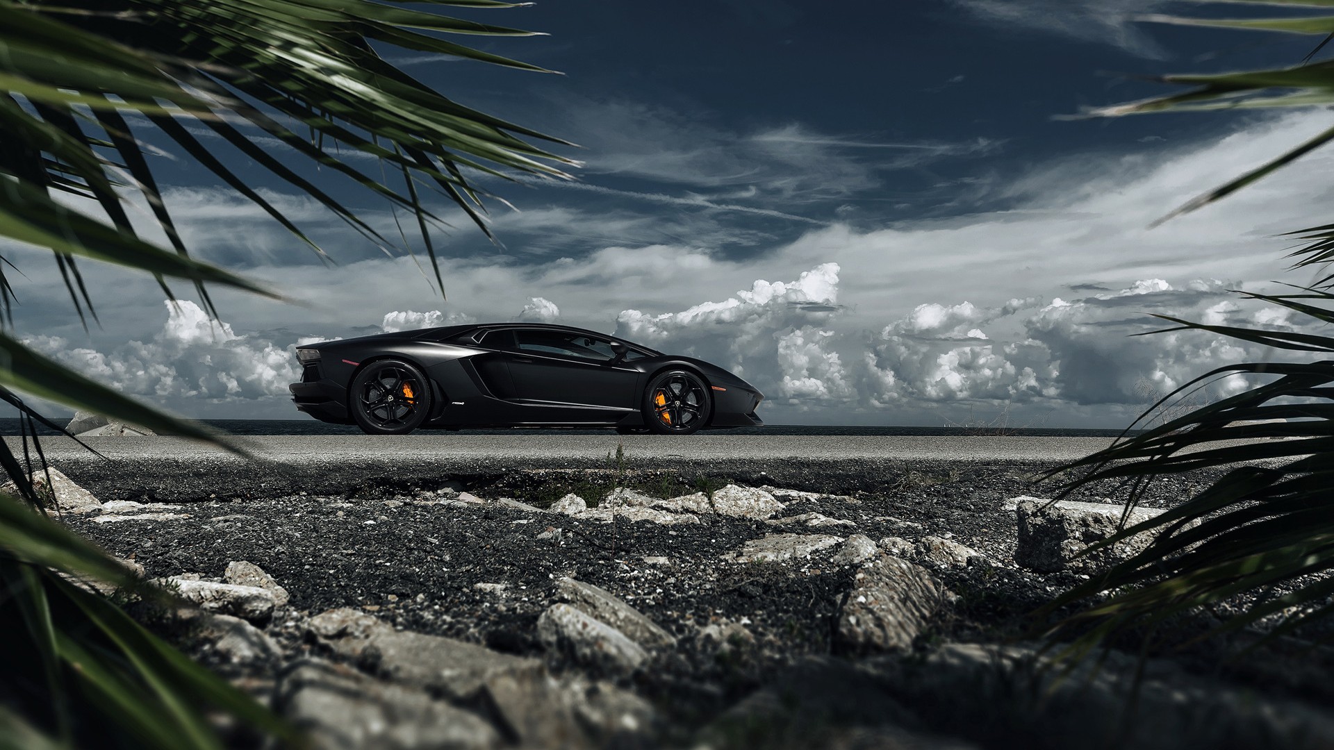 Обои Чёрная Lamborghini спорткар берег на рабочий стол