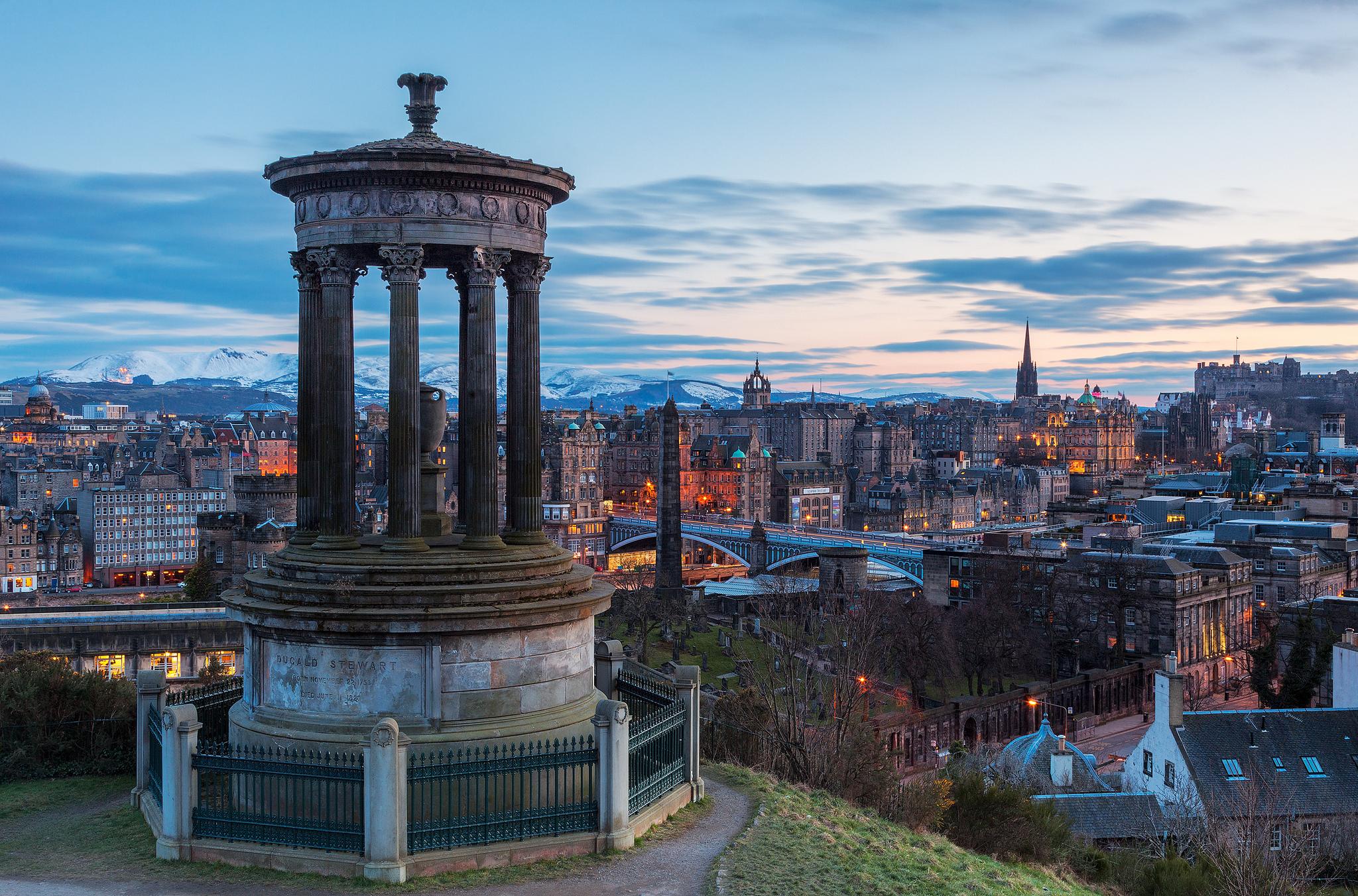 Free photo Photo of the hill in the centre of edinburgh, calton hill without registration