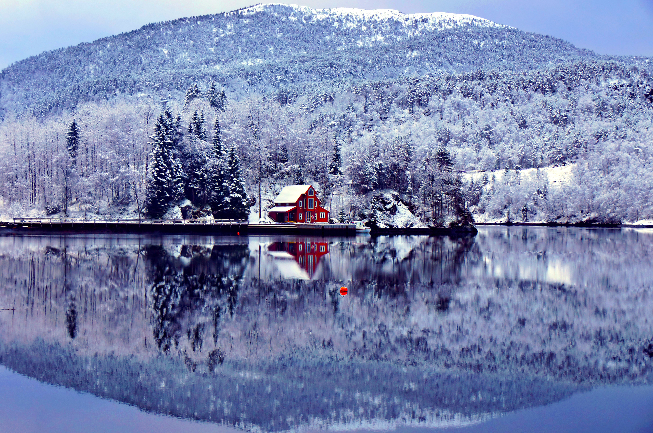 Бесплатное фото Красный дом на берегу озера снежной осенью