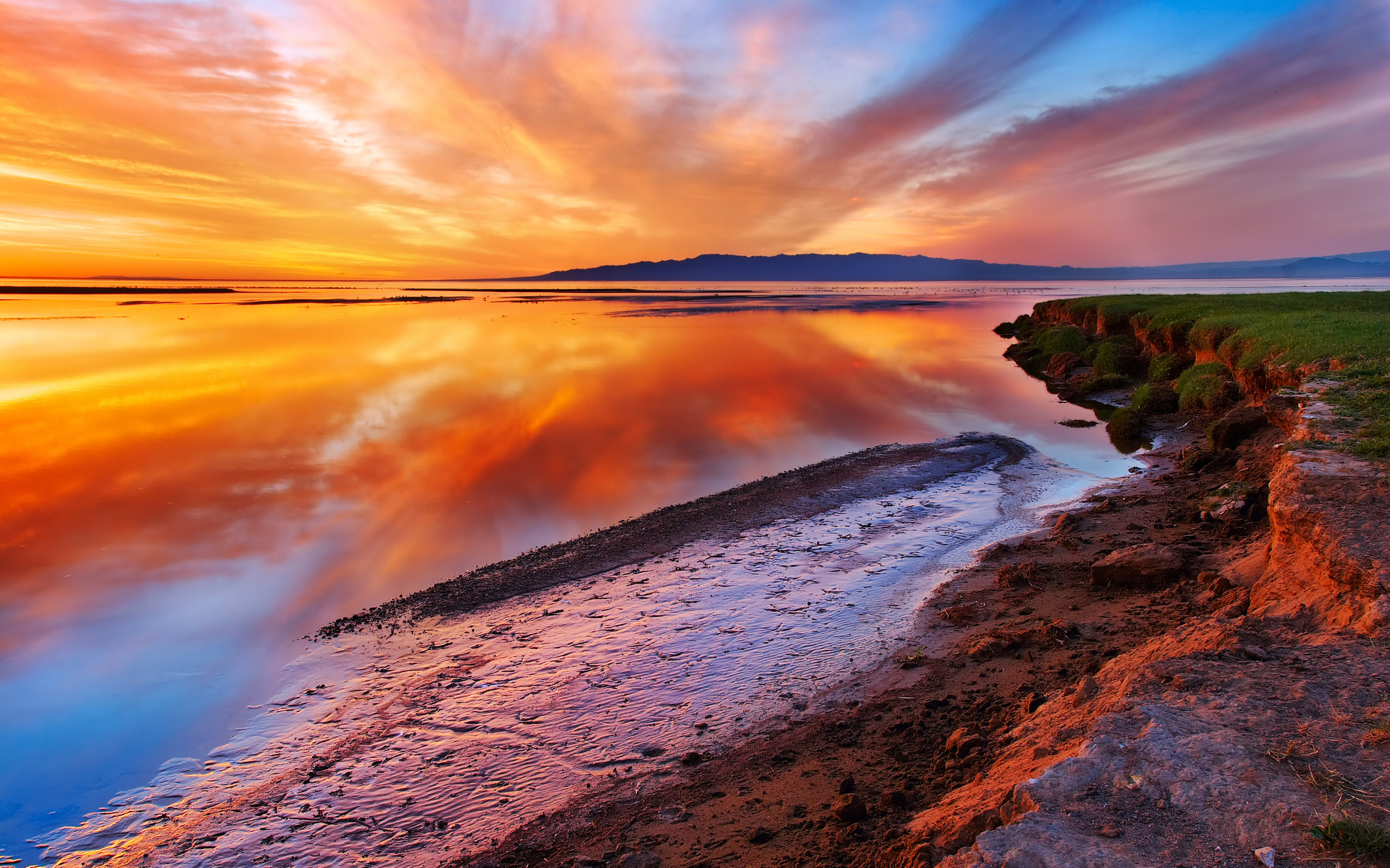 Бесплатное фото Оранжевый закат у берега моря