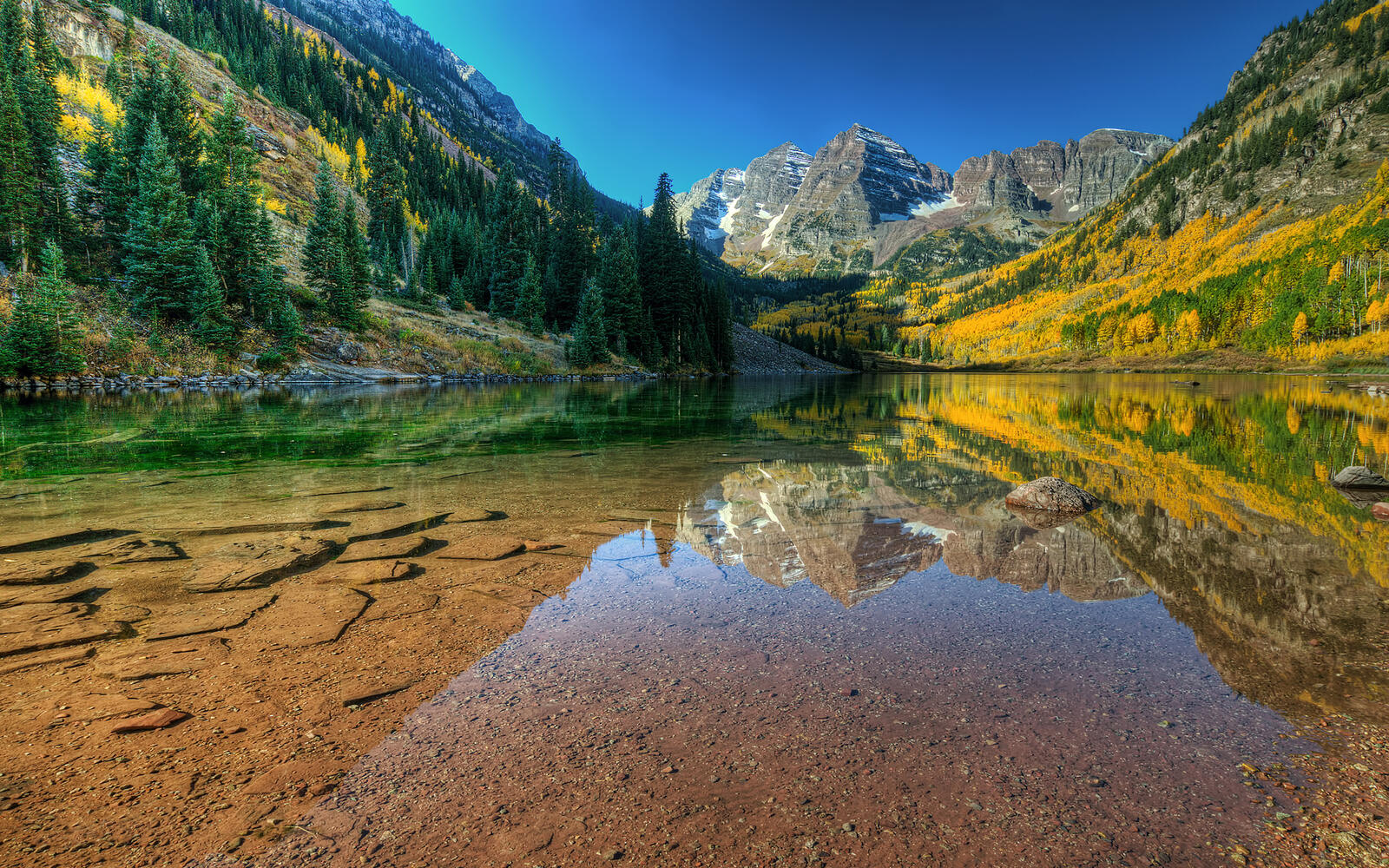 Бесплатное фото Прозрачное озеро в горах