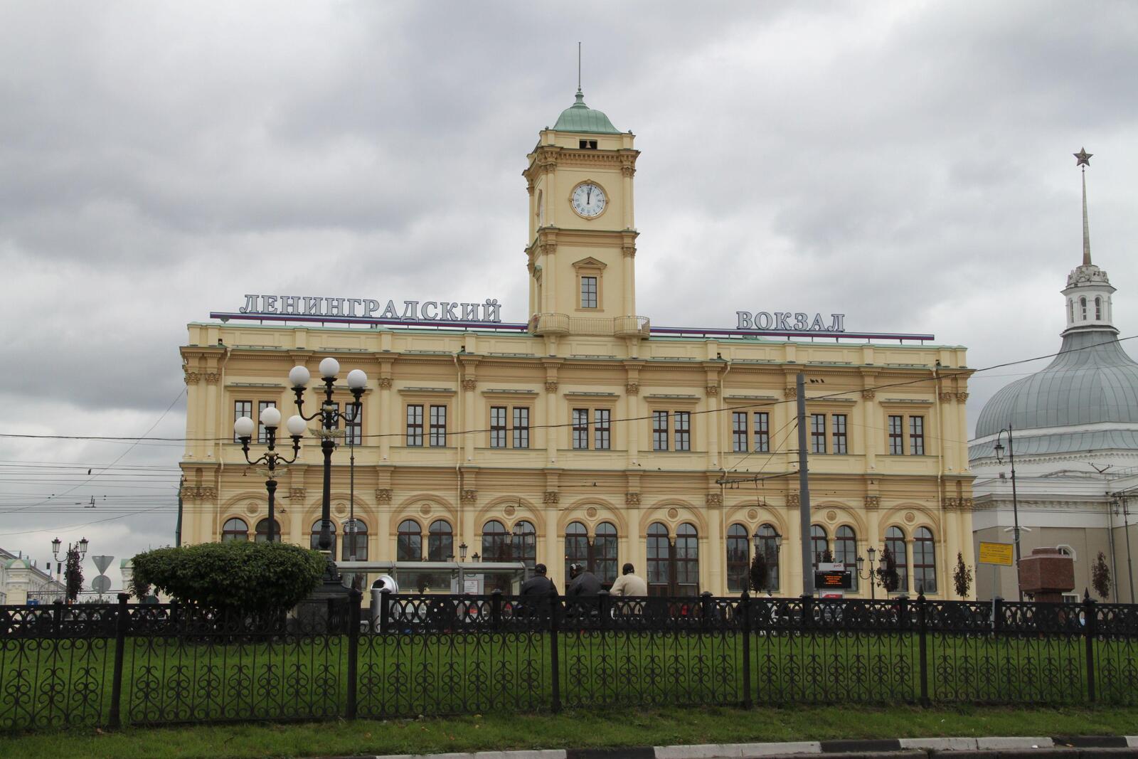 Обои Москва Ленинградский вокзал на рабочий стол