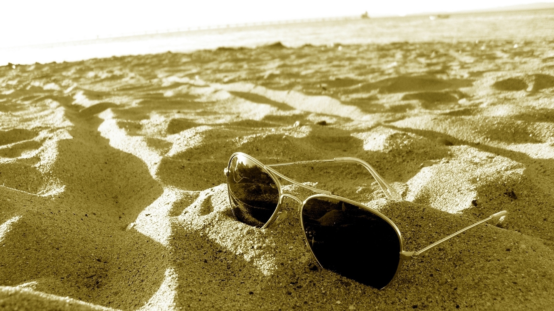 Следы на песке по берегу загрузить