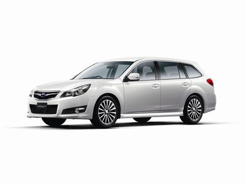 Subaru legacy белого цвета на белом фоне