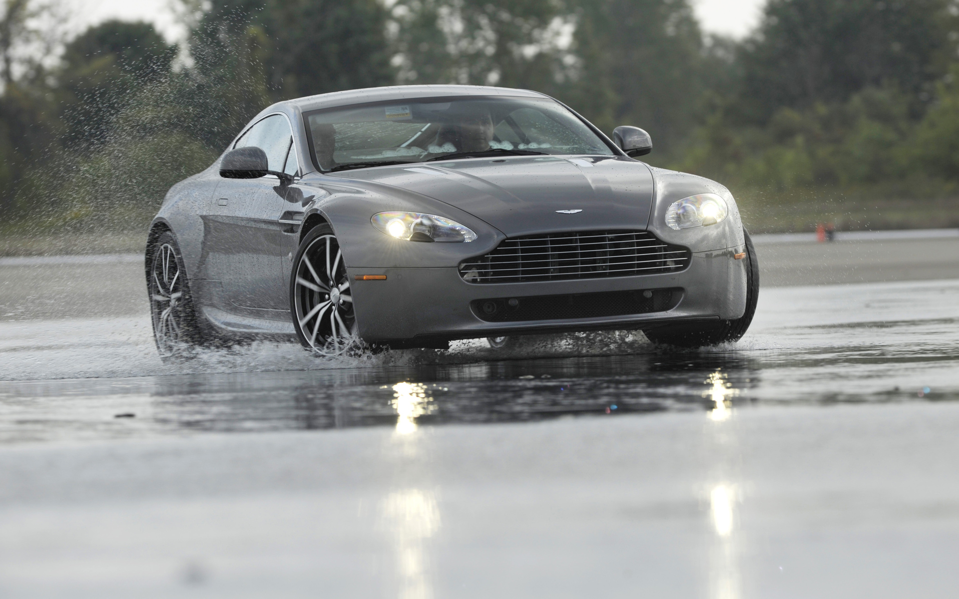 Wallpapers aston martin gray puddle on the desktop