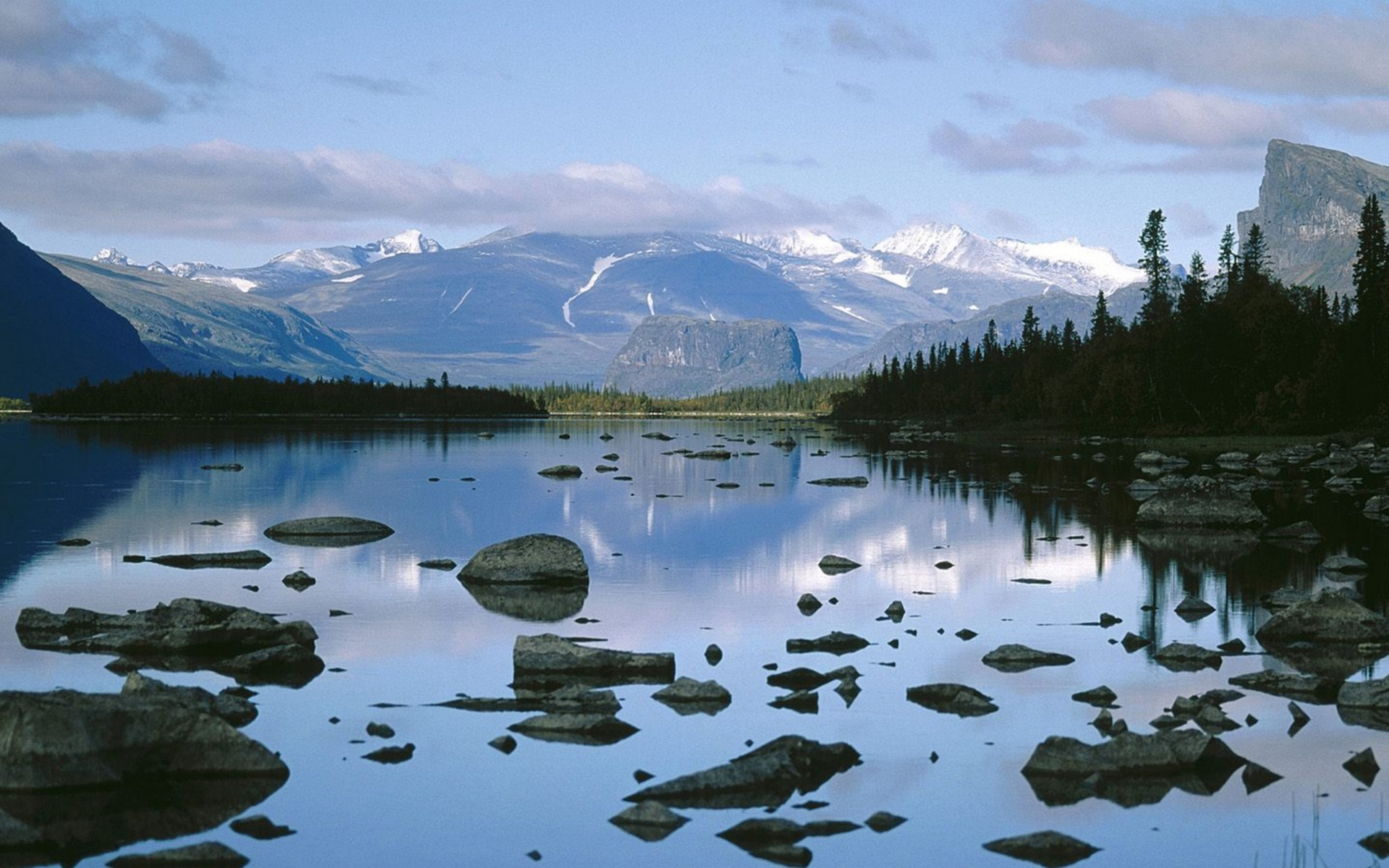 Горное озеро отличается особенной красотой. Швеция природа. Природные рекреационные ресурсы. Швеция горы. Реки и озера Швеции.