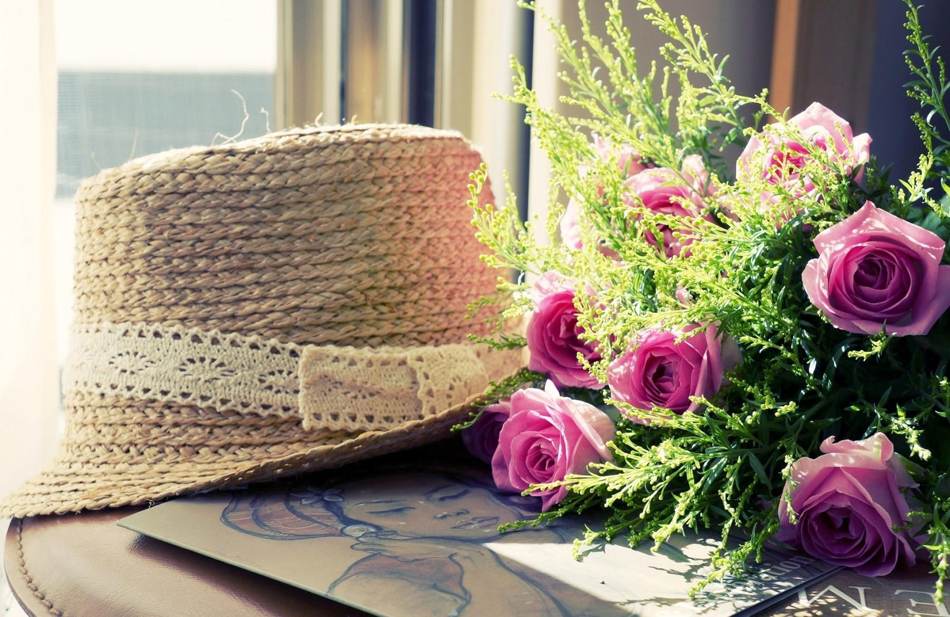Шляпа растение. Шляпа с цветами. Шляпка с цветами, соломенная. Соломенная шляпа с цветами. Летняя шляпа с цветами.