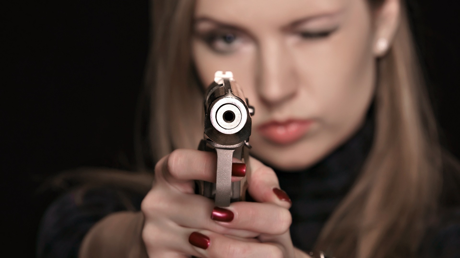 Фото бесплатно оружие, девушка, пистолет