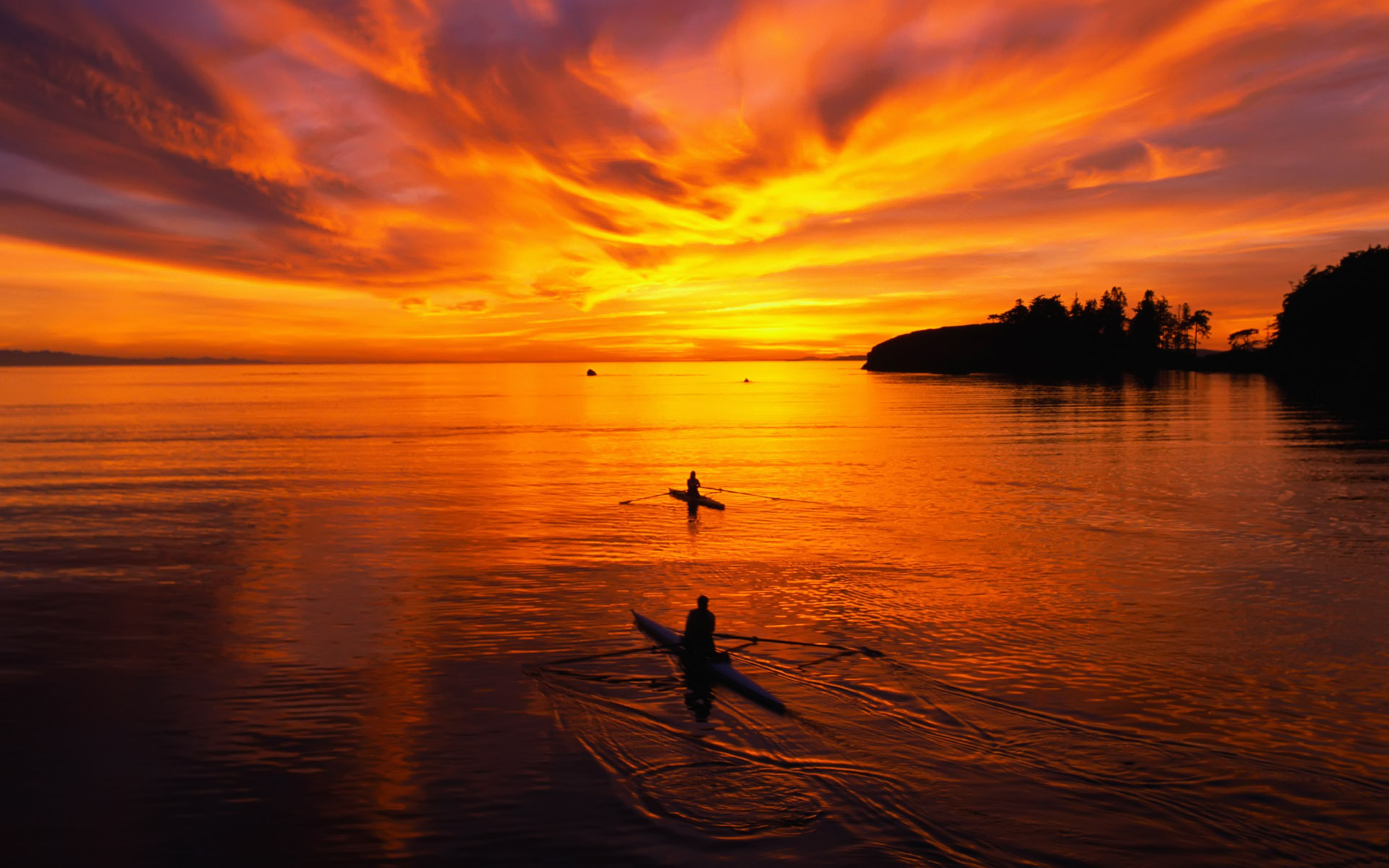 Бесплатное фото Огненный закат на озере