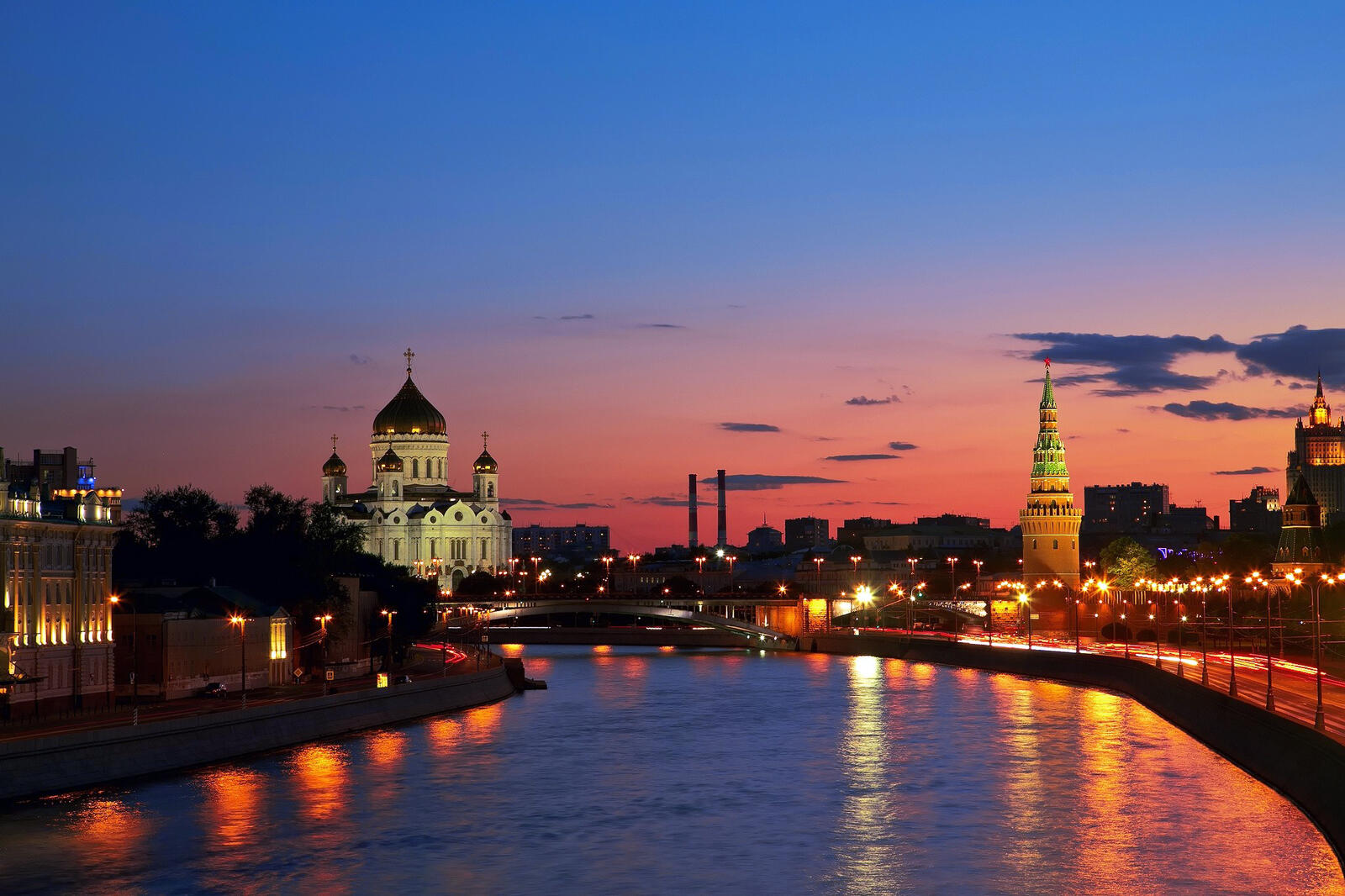 桌面上的壁纸莫斯科 河流 晚上