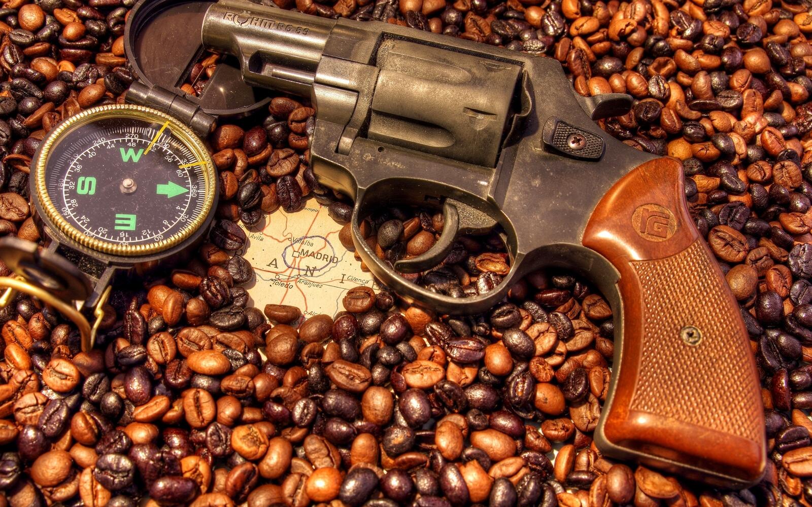 Обои пистолет револьвер кофе на рабочий стол