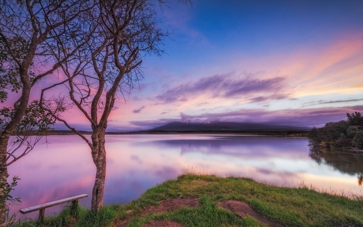 Нежно-фиолетовый закат на озере