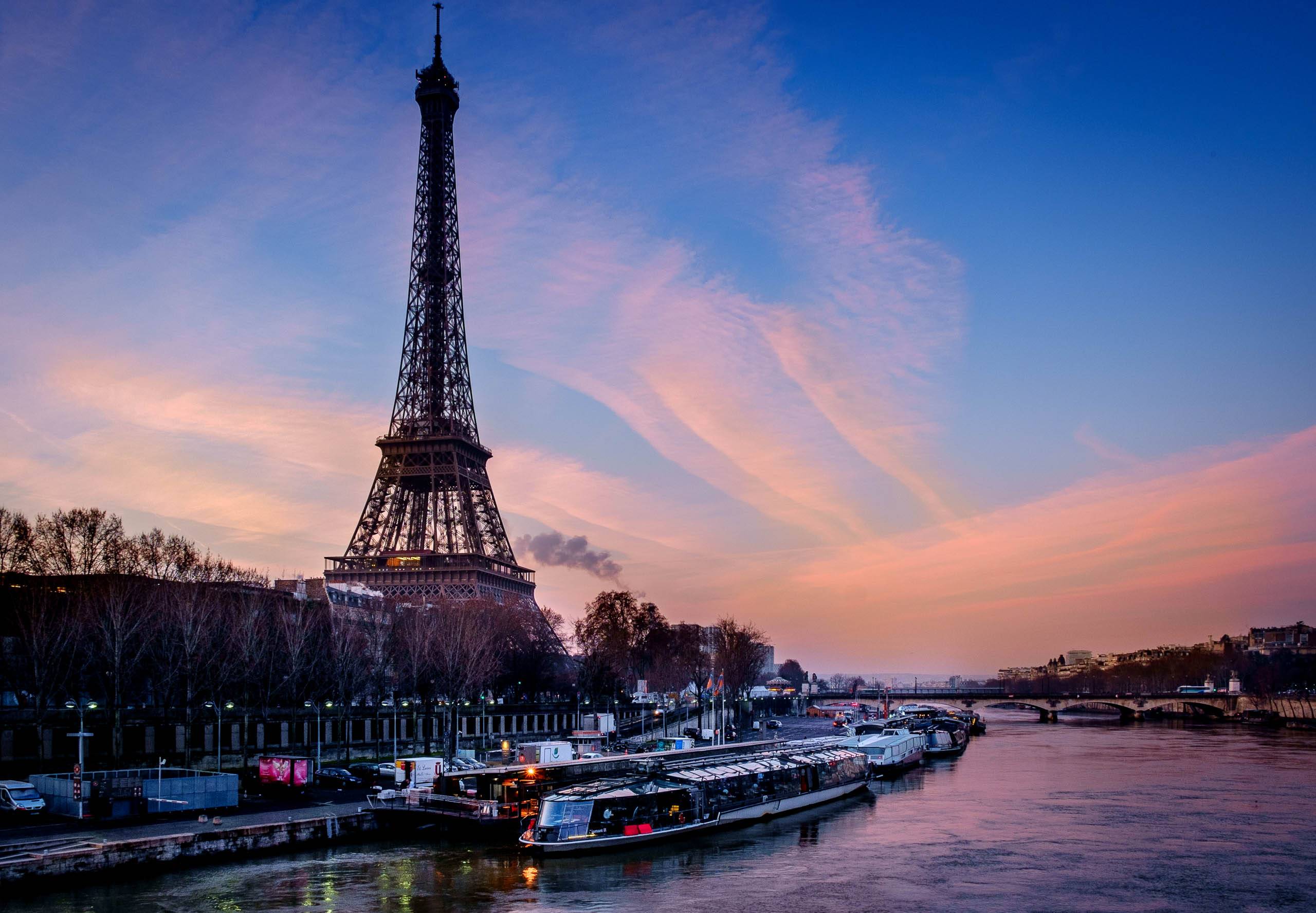 2 показать картинки. Эльфивая башня красивая очень. Эйфелева башня в Париже очень красивая. Париж осенью заставка на рабочий стол. Париж 1920 на 720.