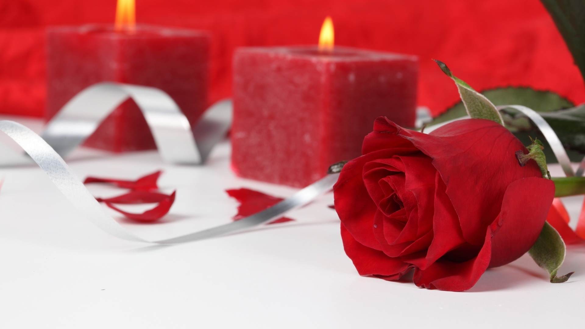 Красные свечи с лепестками роз скачать