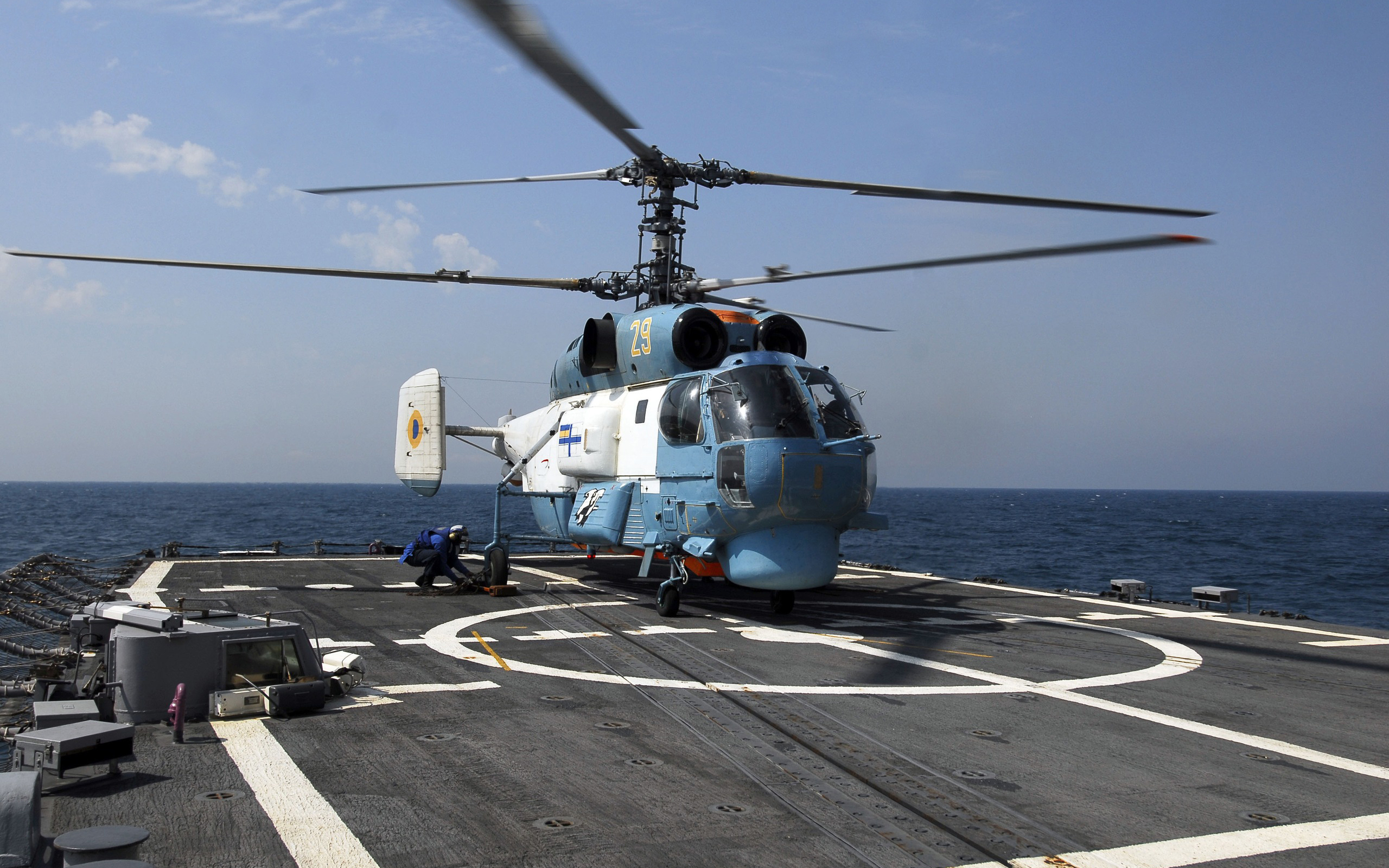 Обои вертолет лопасти океан на рабочий стол