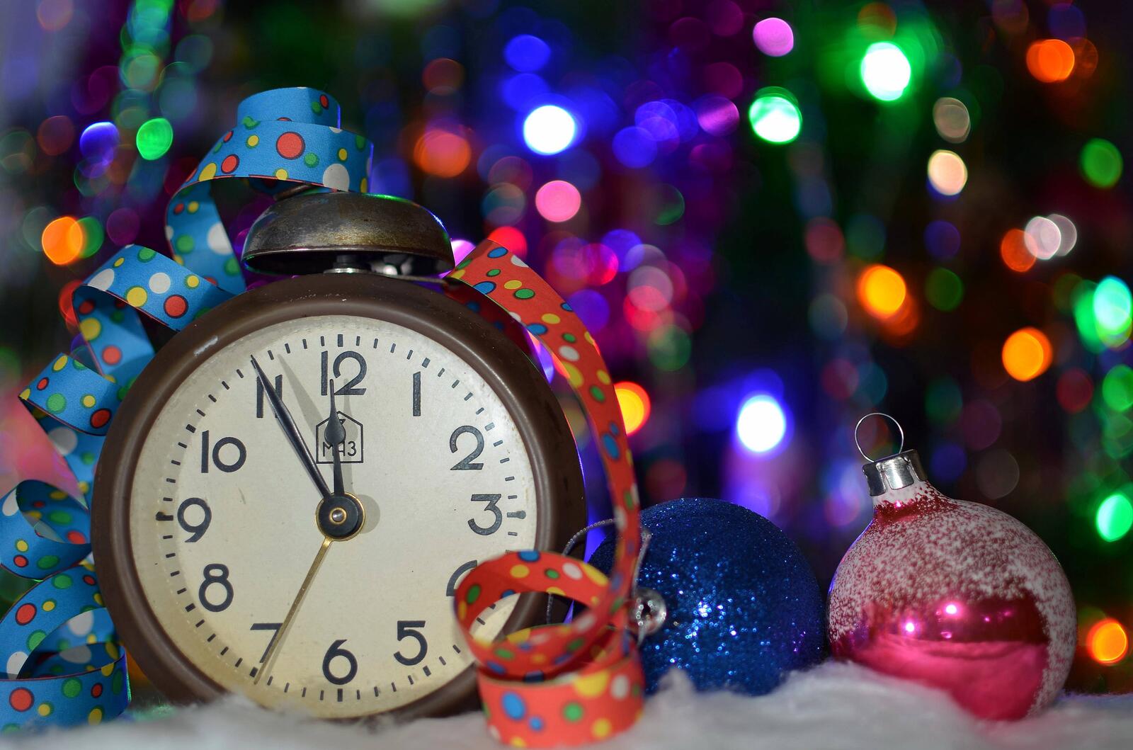 Wallpapers alarm clock toys Christmas tree on the desktop