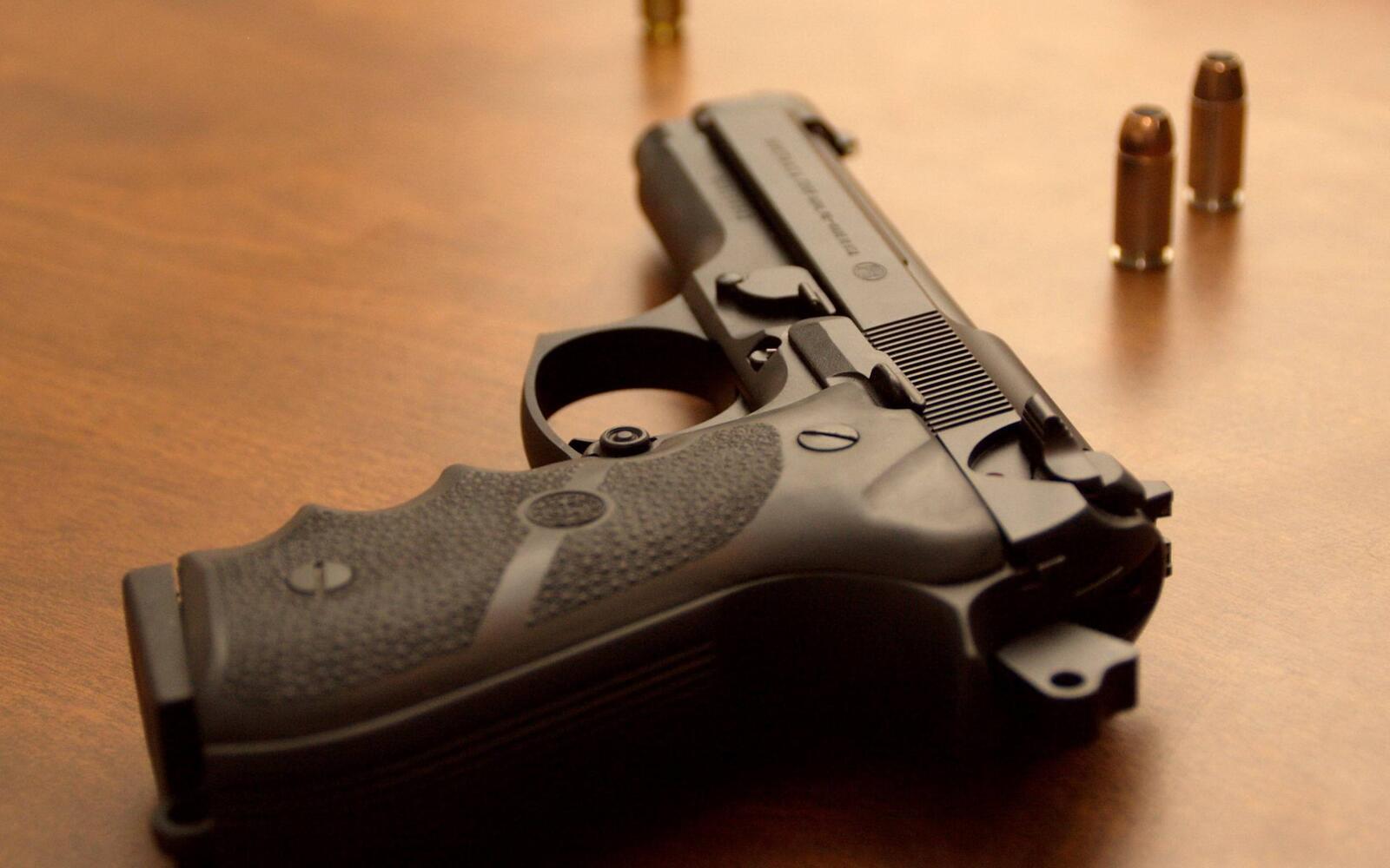 Обои пистолет патроны на столе оружие на рабочий стол