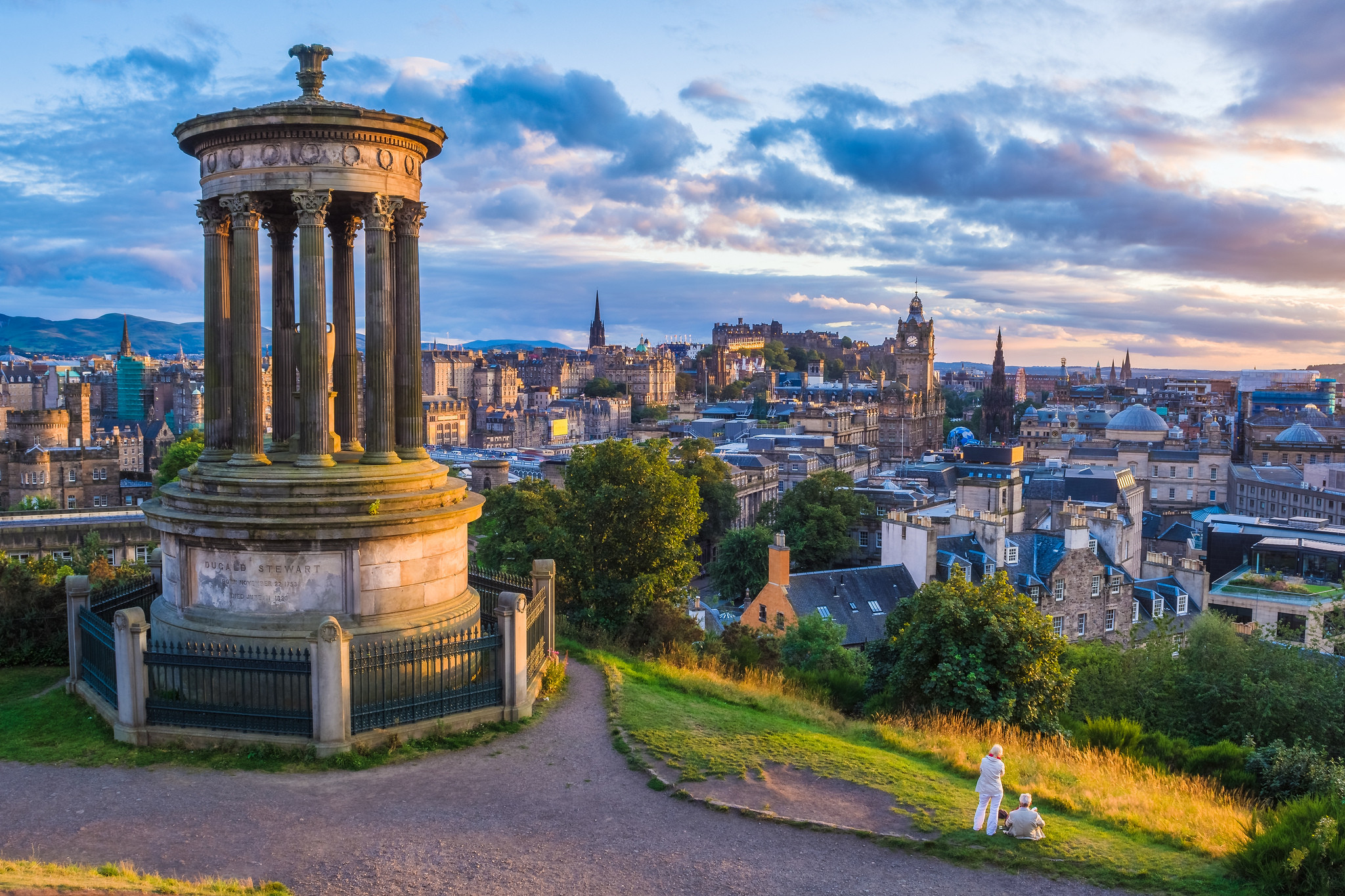 Free photo Photo of the hill in central edinburgh, scotland on the desktop