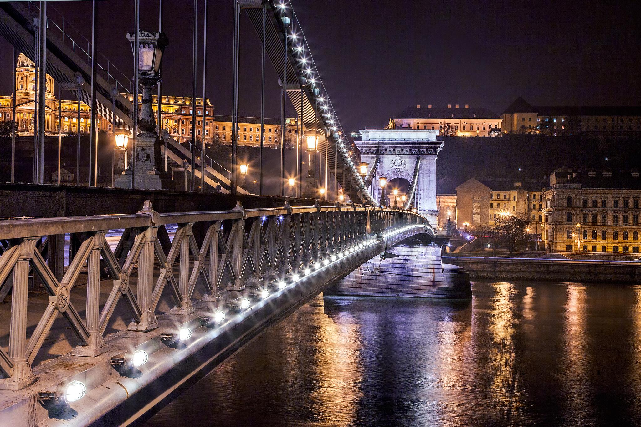 Обои Замок Буда с видом на Цепной мост Будапешт ведущий через реку Дунай Будапешт на рабочий стол
