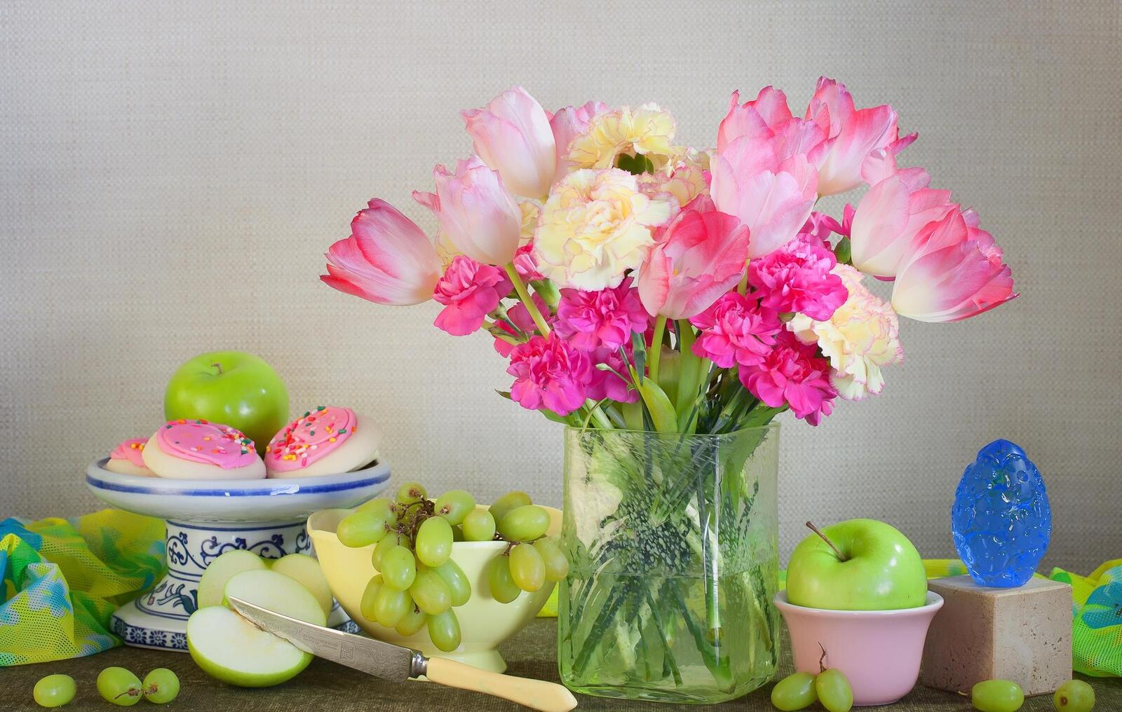 Wallpapers carnations tulips grapes on the desktop