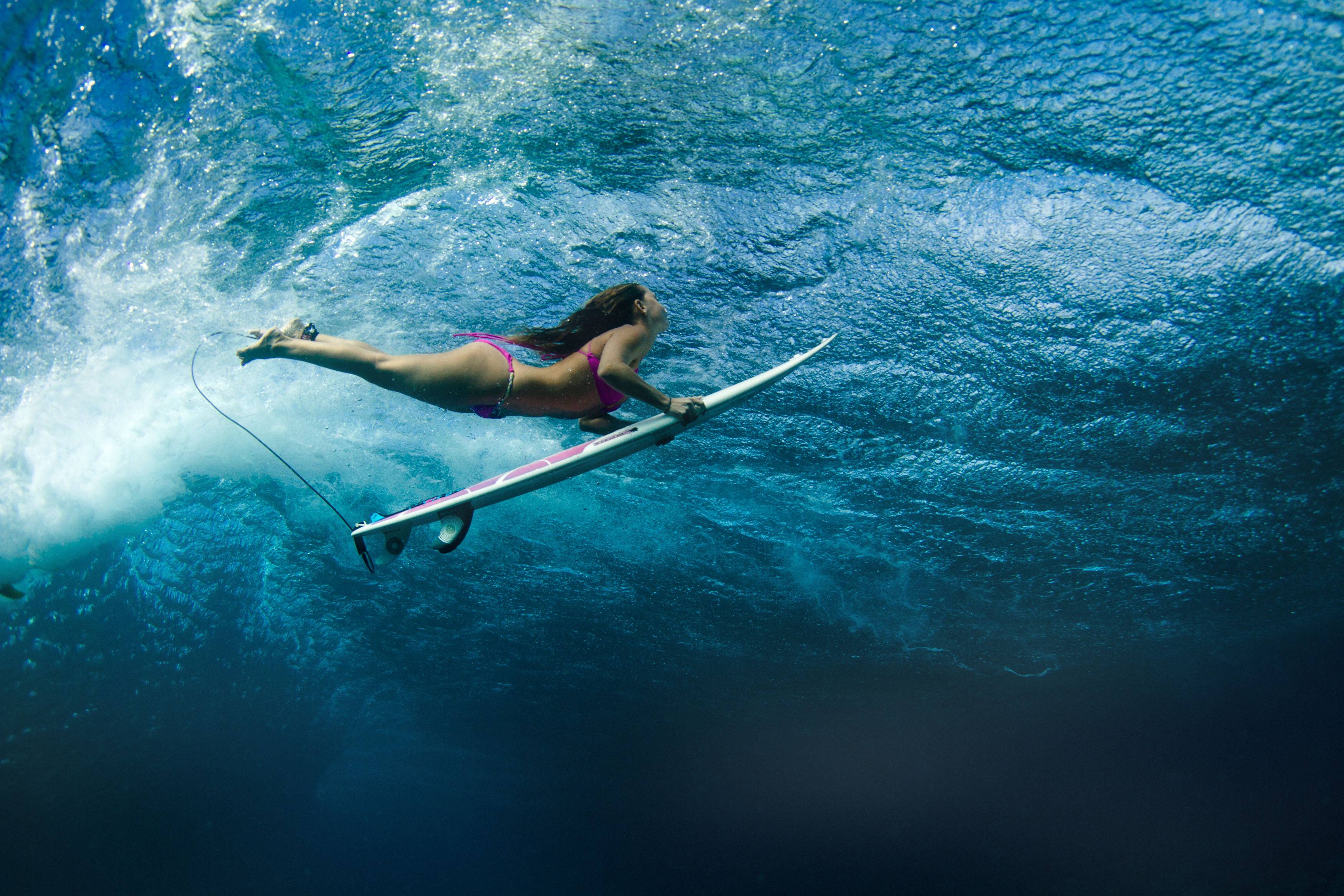 Wallpapers Surfing girl under the wave on the desktop