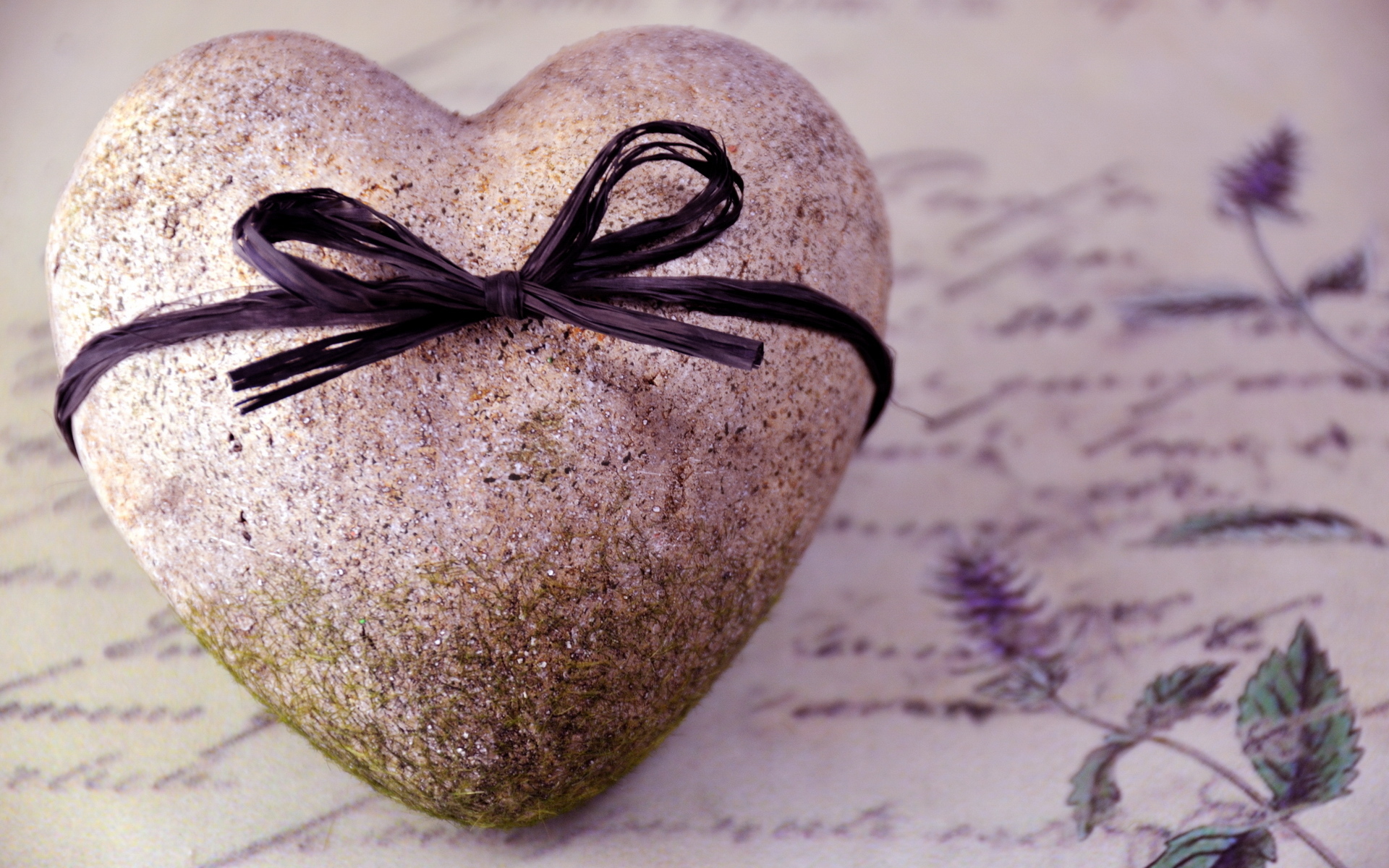 Обои камень сердце мох на рабочий стол