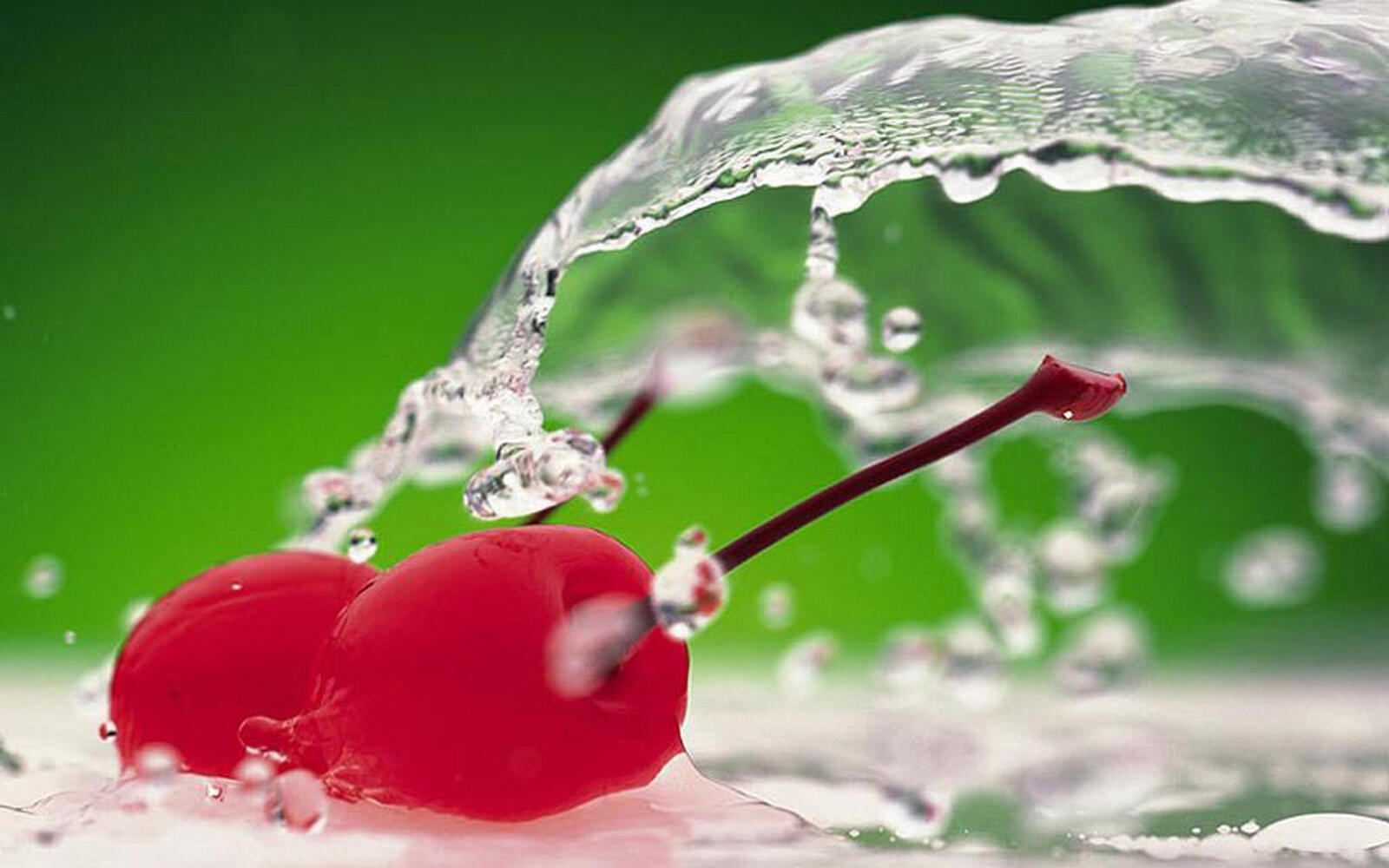 Wallpapers cherry red water on the desktop