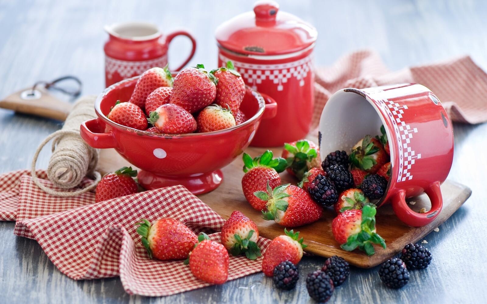 桌面上的壁纸浆果 草莓 桌