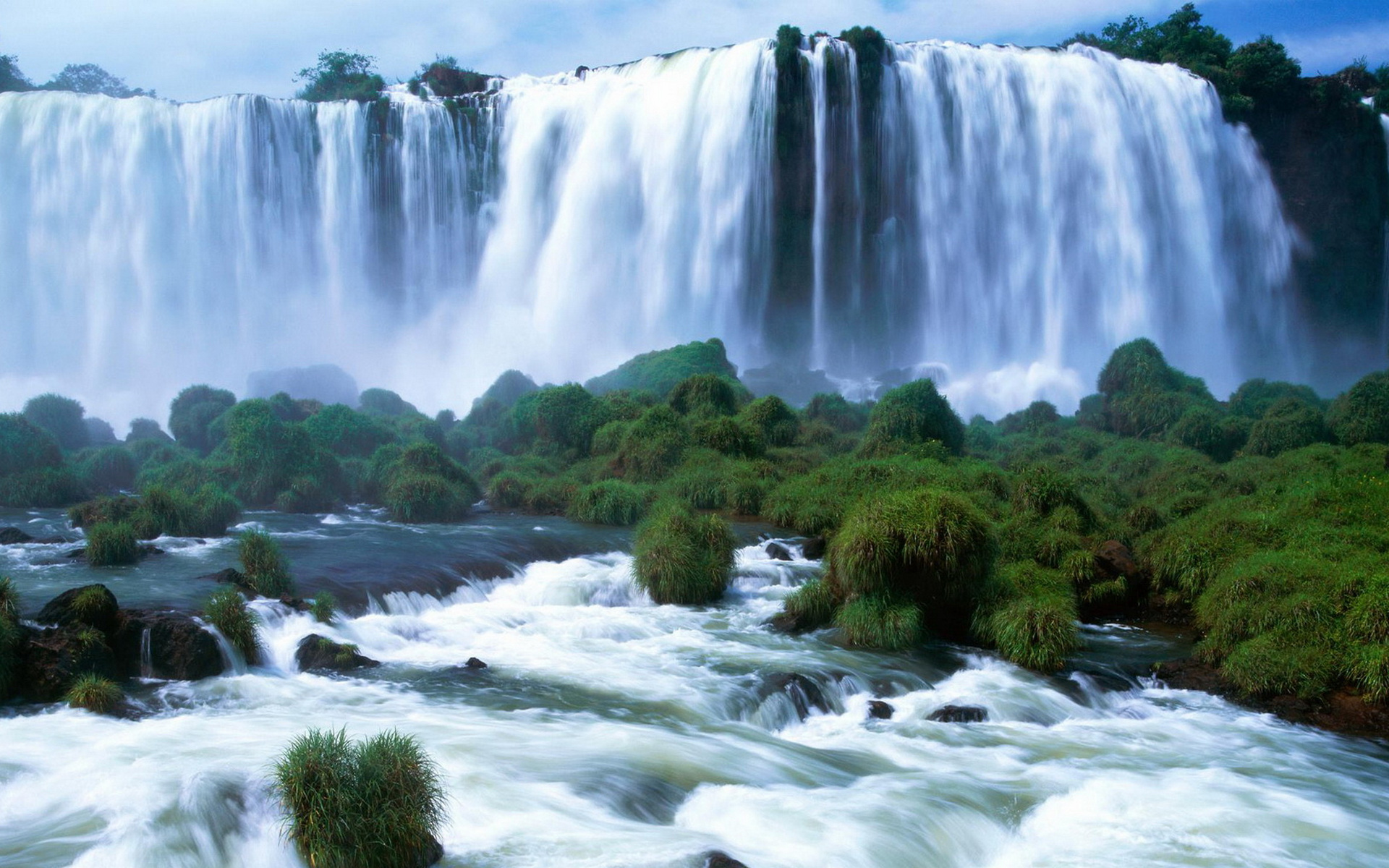 Бесплатное фото Широкий водопад с сильным течением