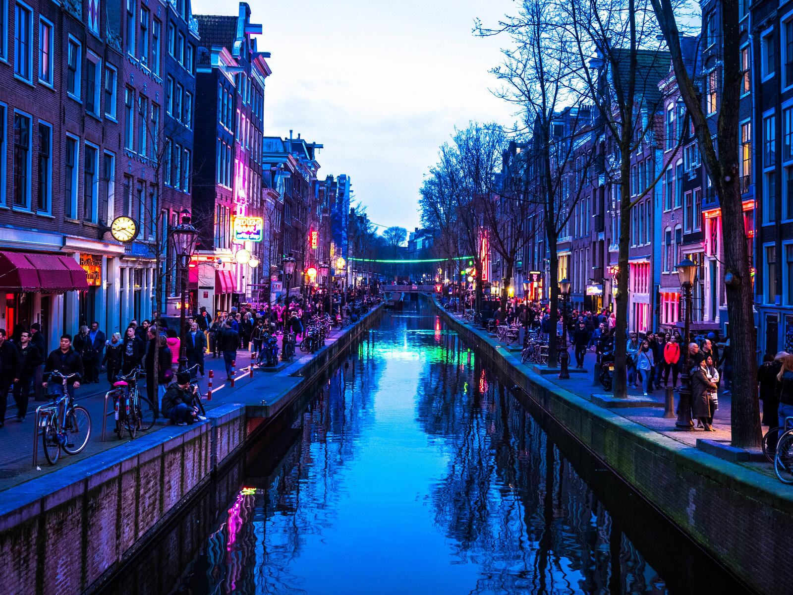 桌面上的壁纸荷兰首都和最大城市 晚上 位于北荷兰省