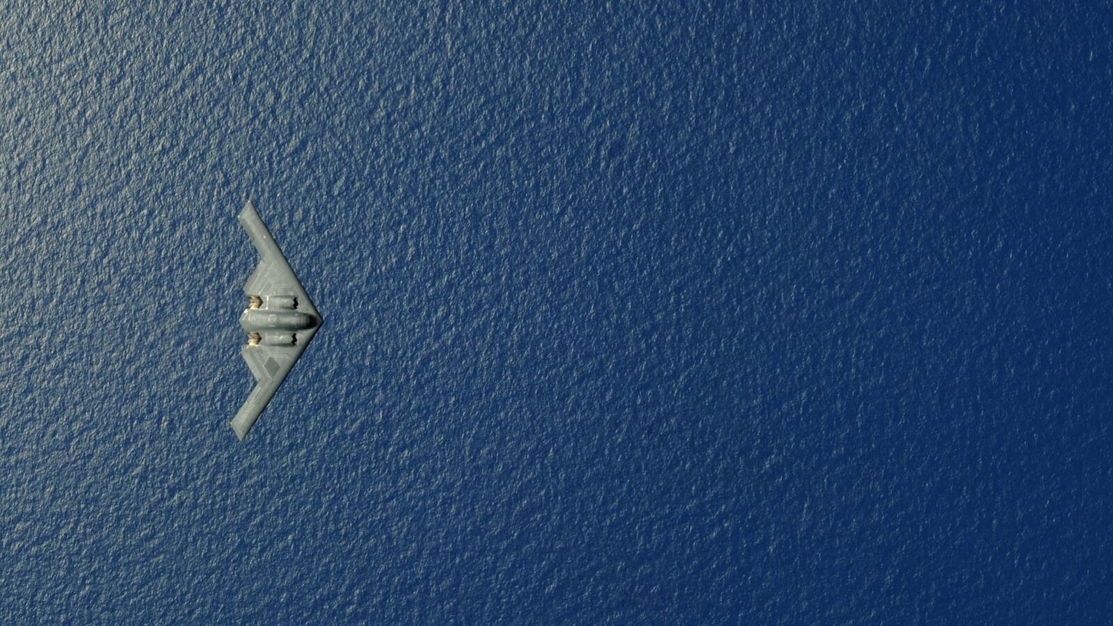 Бесплатное фото Самолет невидимка летит над водой