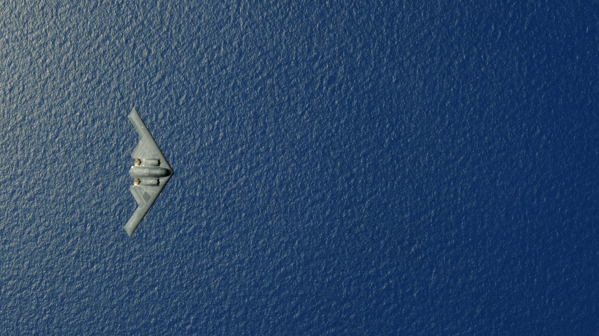 Бесплатное фото Самолет невидимка летит над водой