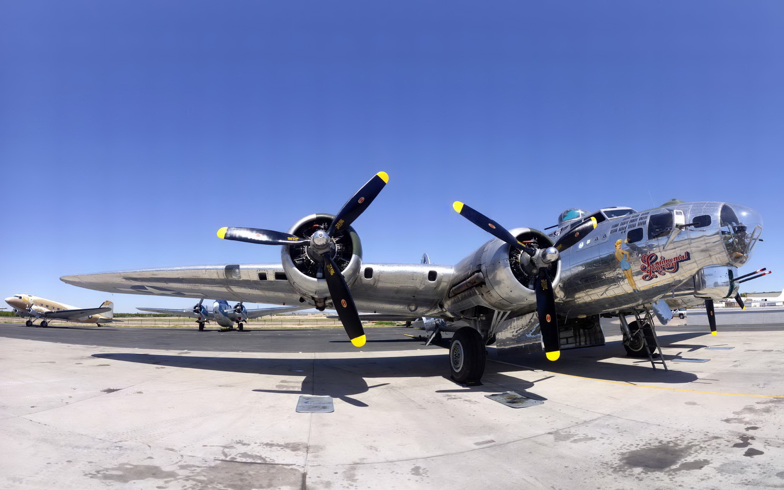 Free photo Chrome-plated b-17g propeller airplane