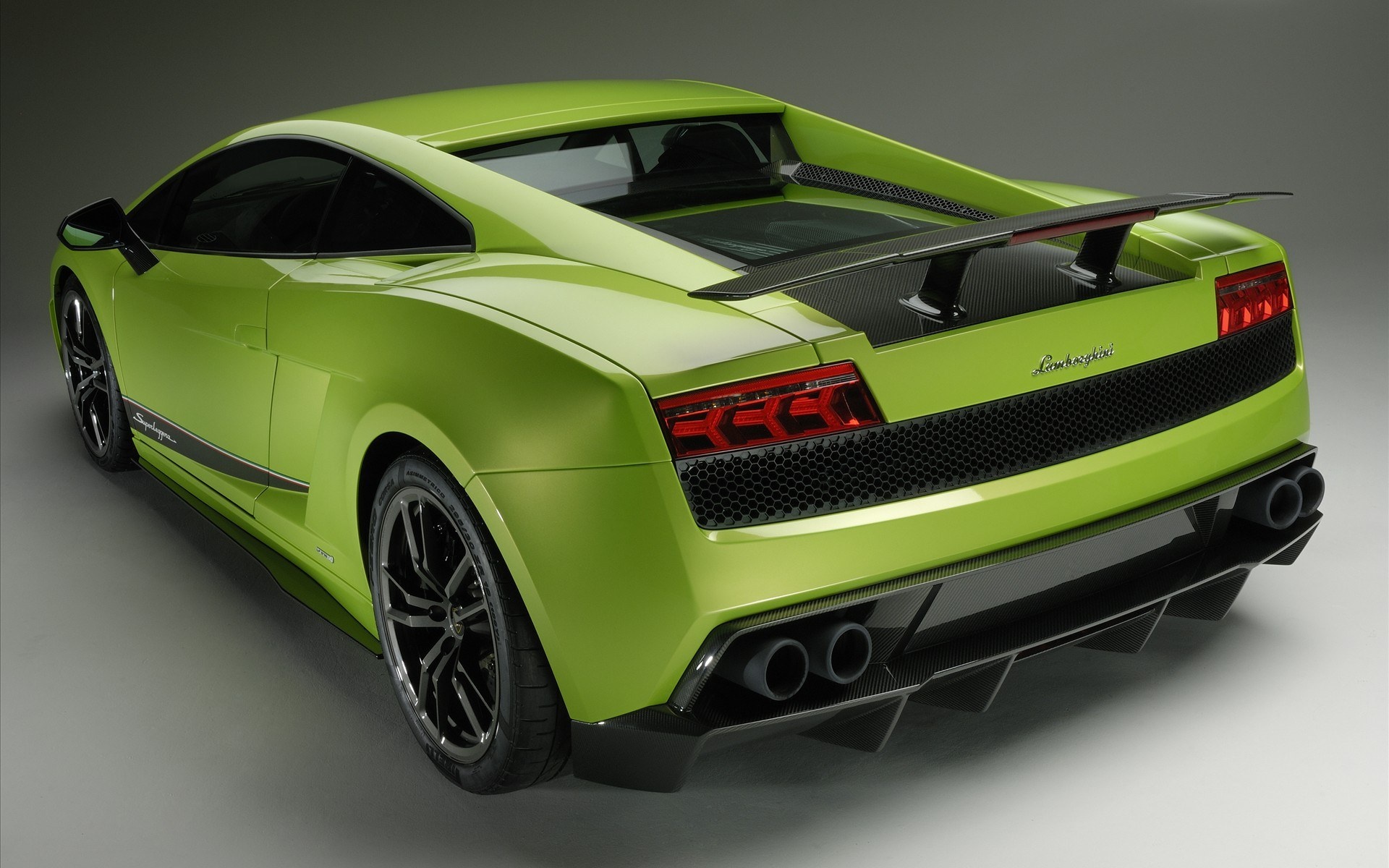Wallpapers lamborghini green view from behind on the desktop
