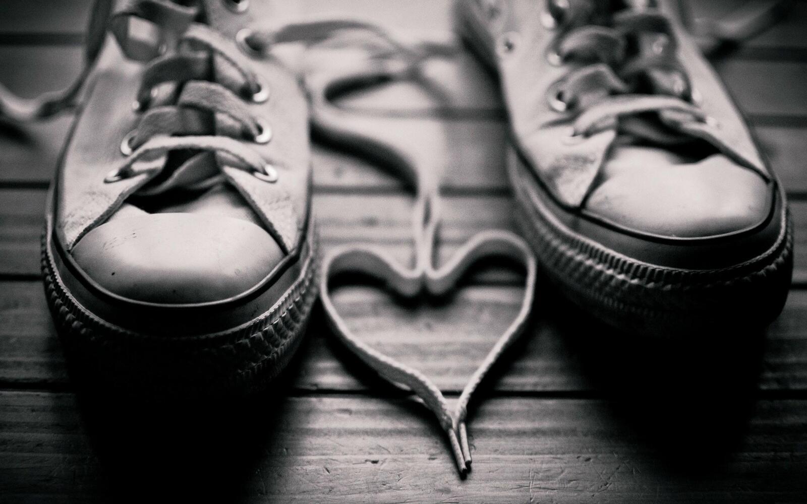 Обои кеды шнурки сердце на рабочий стол
