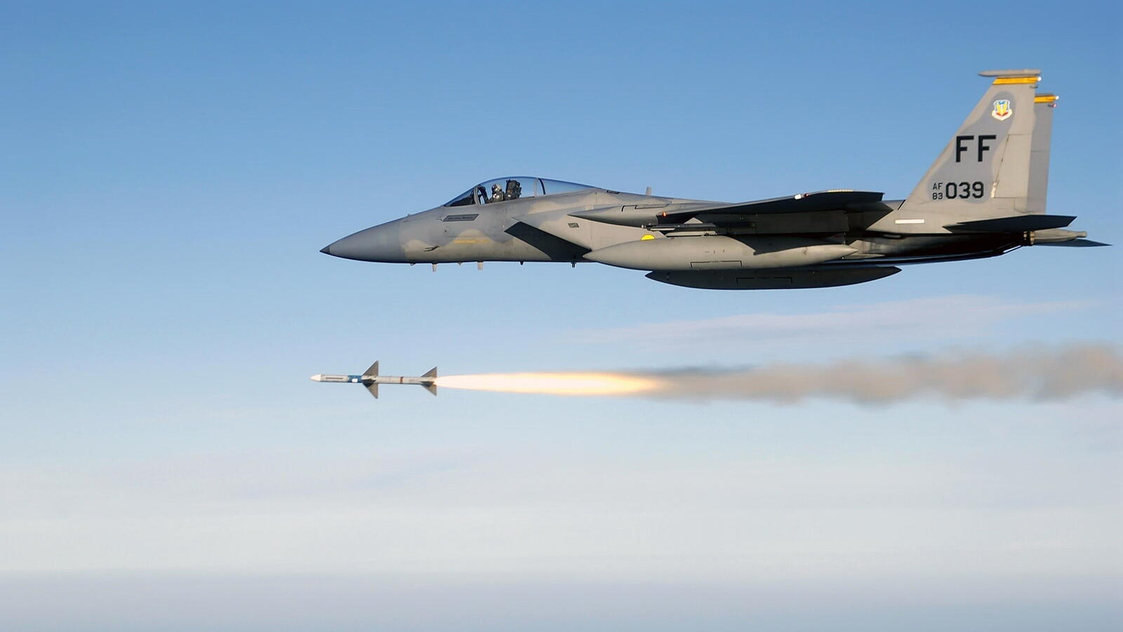 Бесплатное фото F-15 и ракета
