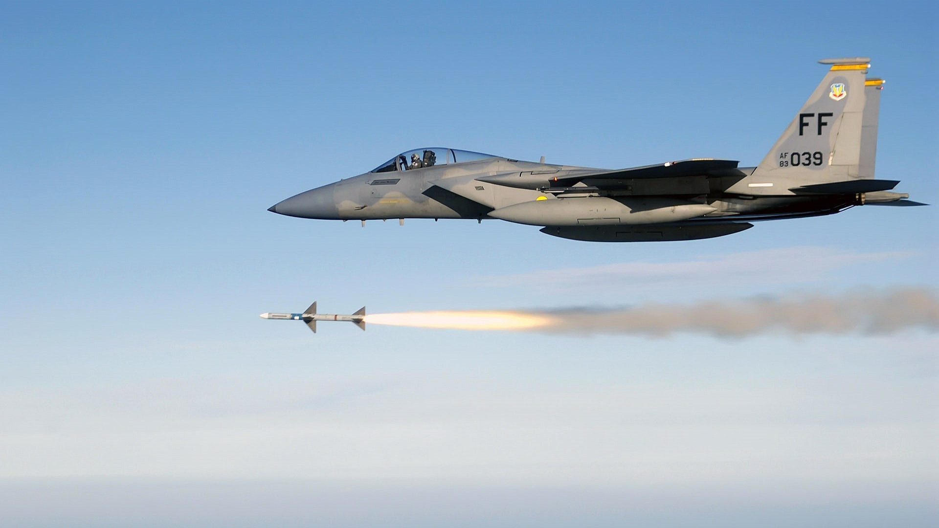 F-15 и ракета · бесплатное фото