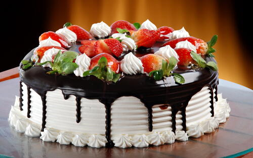 Cream cake with chocolate and strawberries