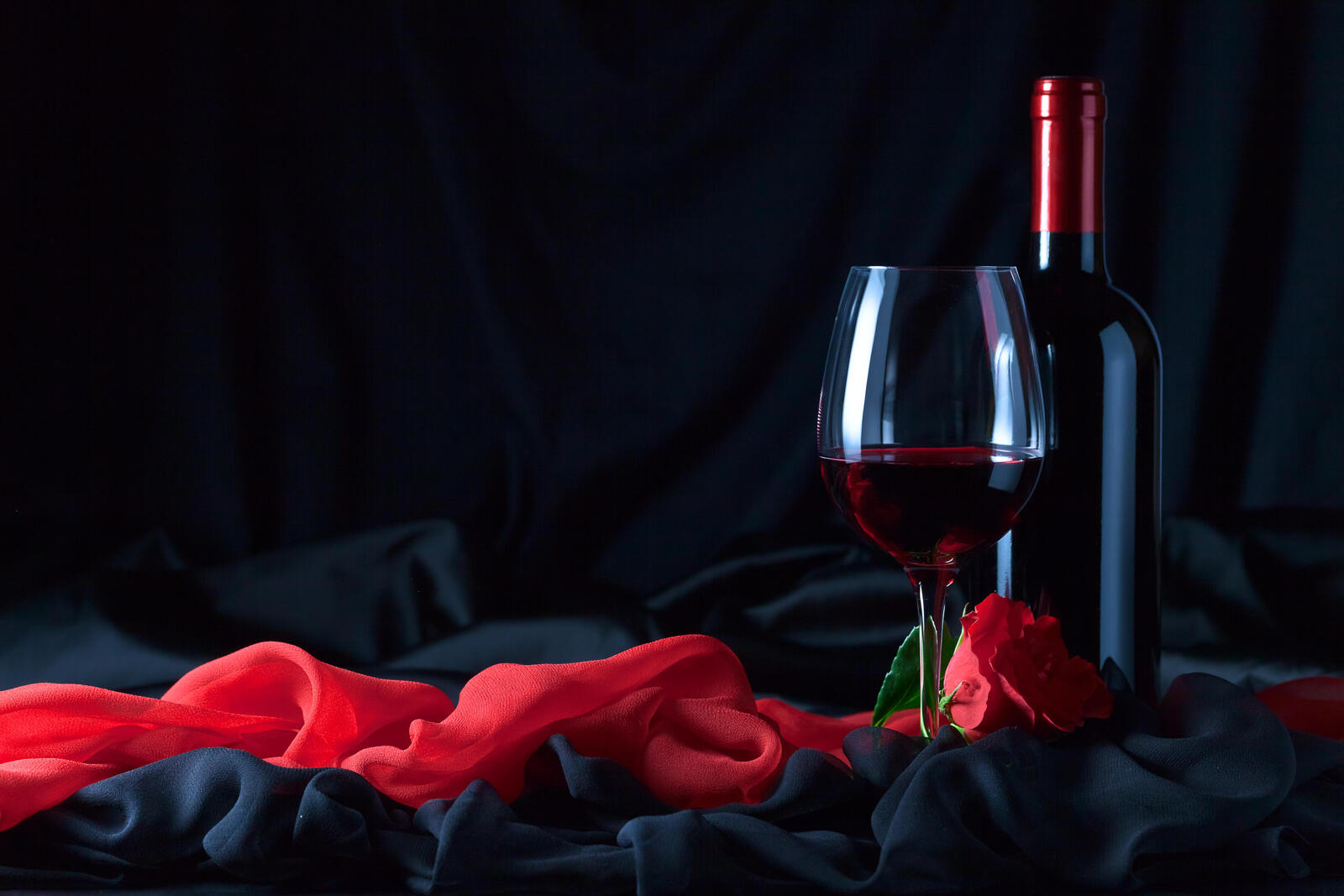 桌面上的壁纸情人节 葡萄酒 玻璃杯