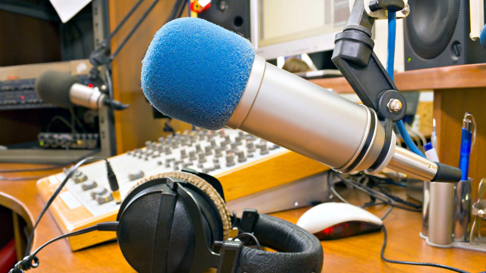 Wallpapers studio microphones headphones on the desktop