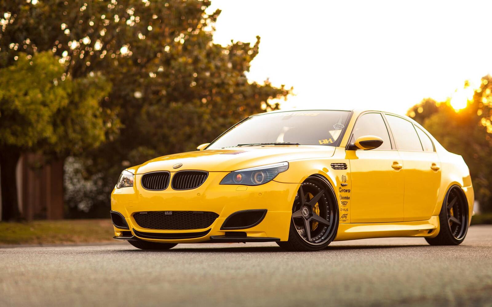Wallpapers bmw yellow inscriptions on the desktop