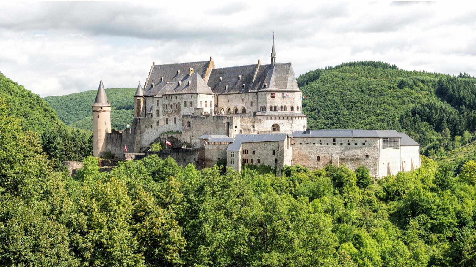 Обои замок Вианден Люксембург на рабочий стол