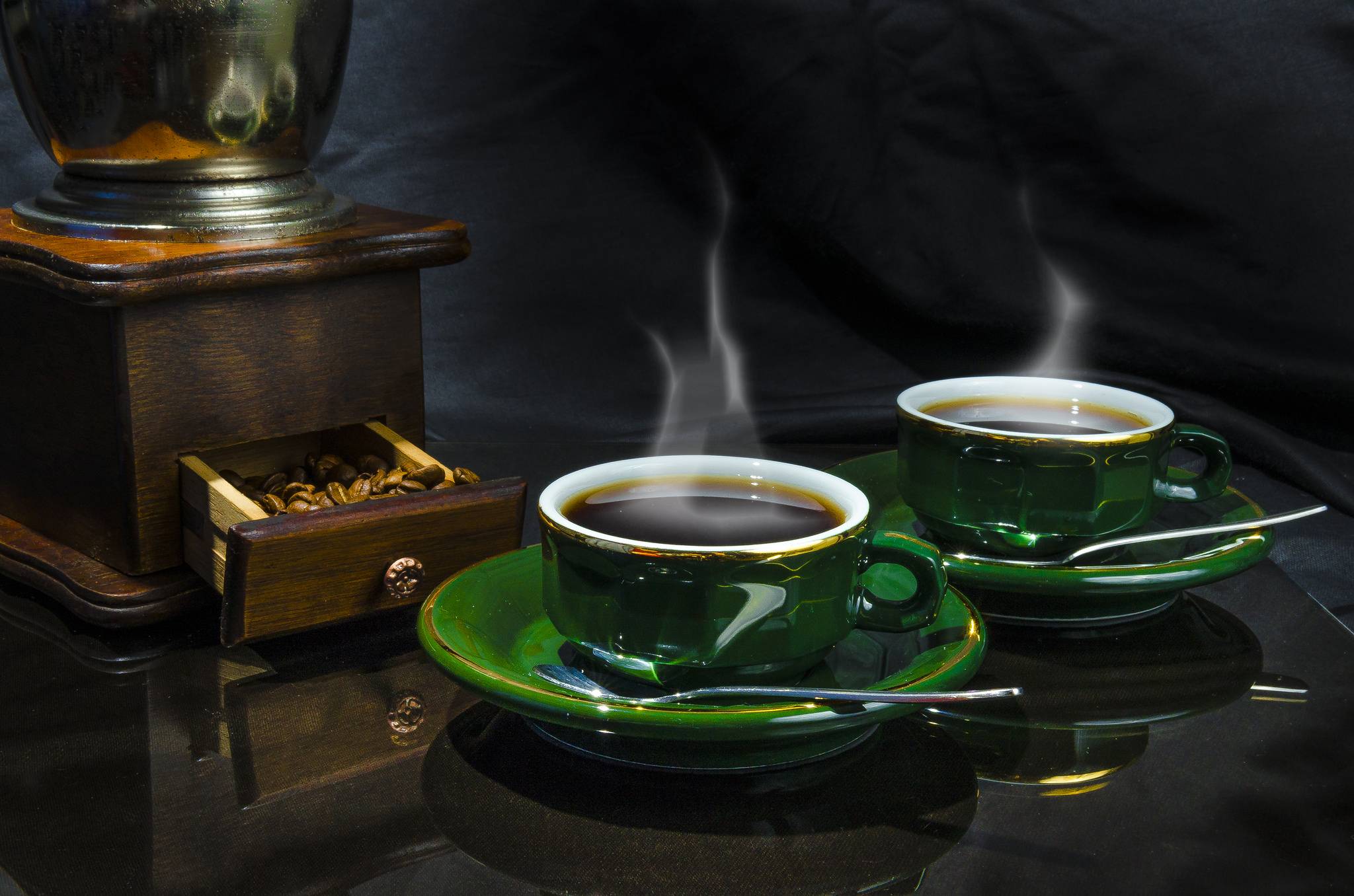 2 чашки кофе на столе. Чай и кофе. Чашка кофе на столе. Чай на столе. Красивый кофе.
