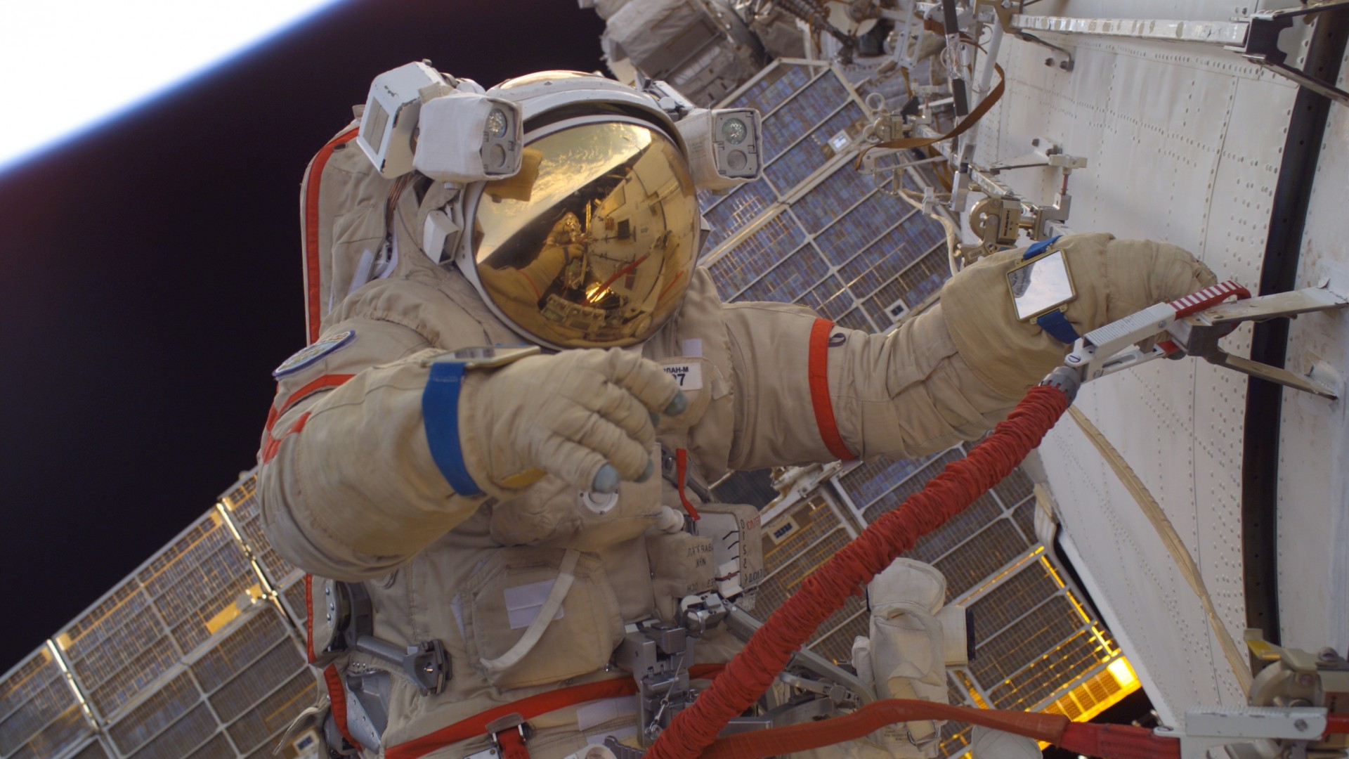 Обои космонавт летит руки на рабочий стол