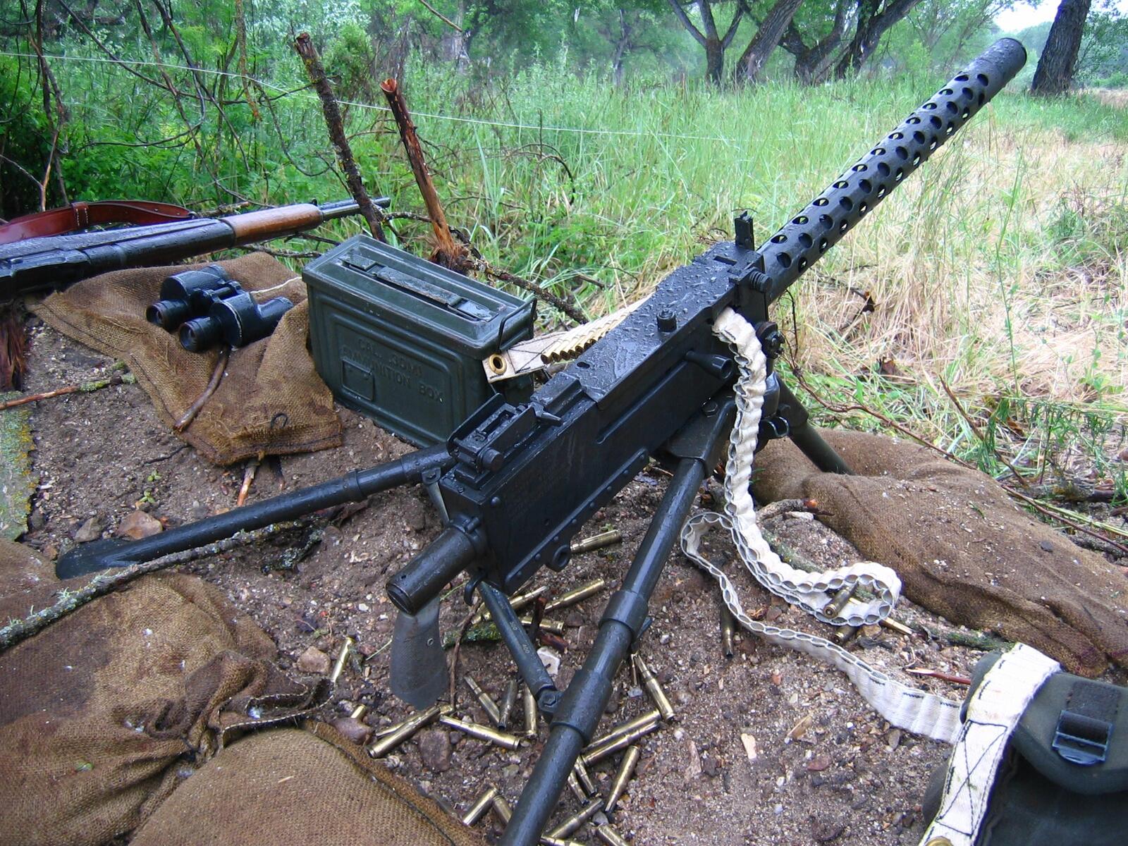 Бесплатное фото Пулемет в окопе