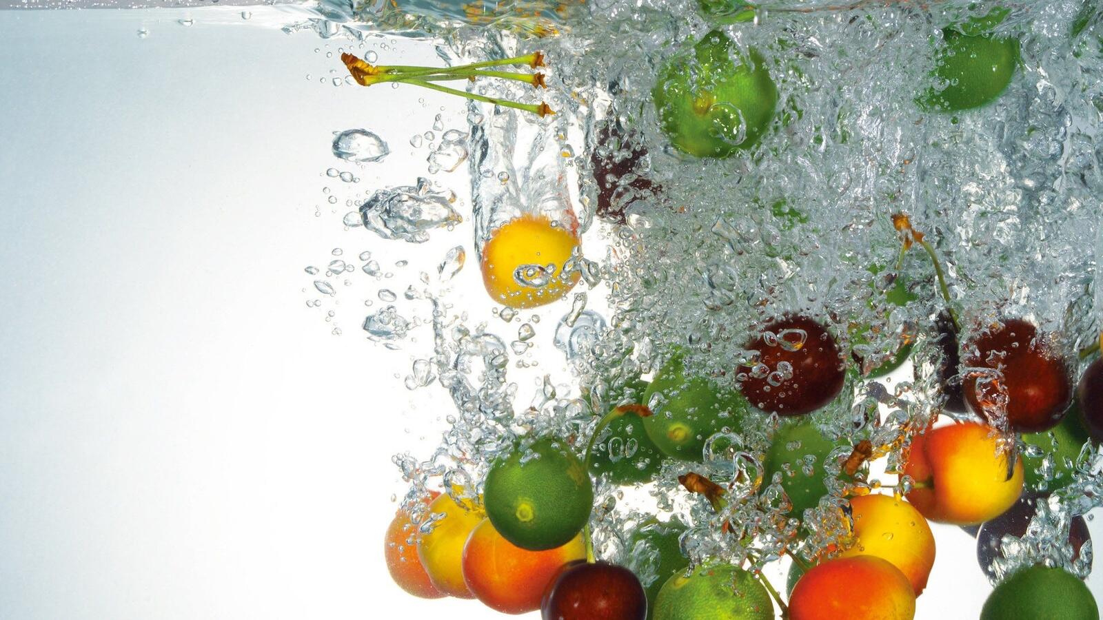 Обои фрукты вода капли на рабочий стол