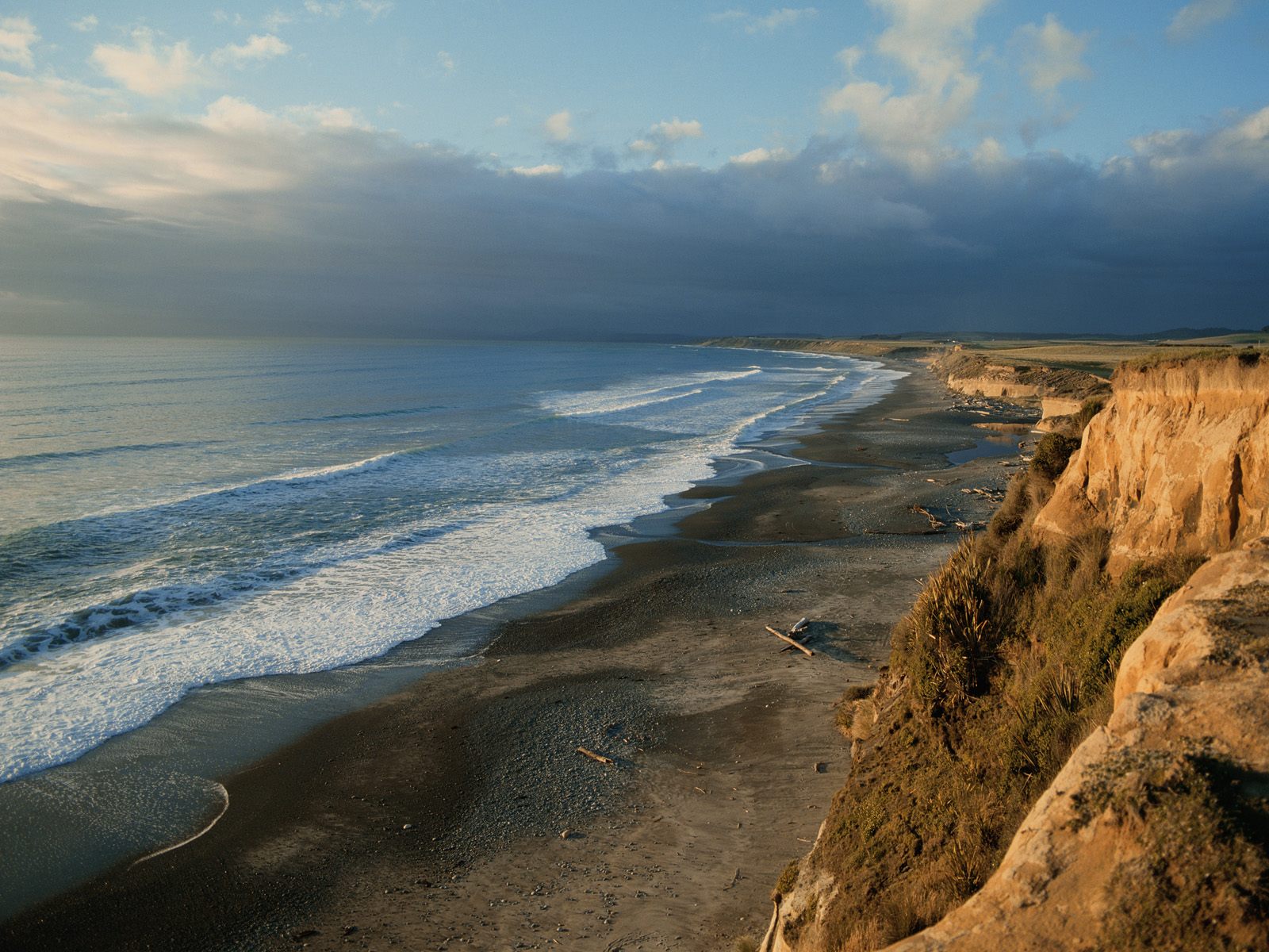 Бесплатное фото Заброшенный пляж у обрыва скалы