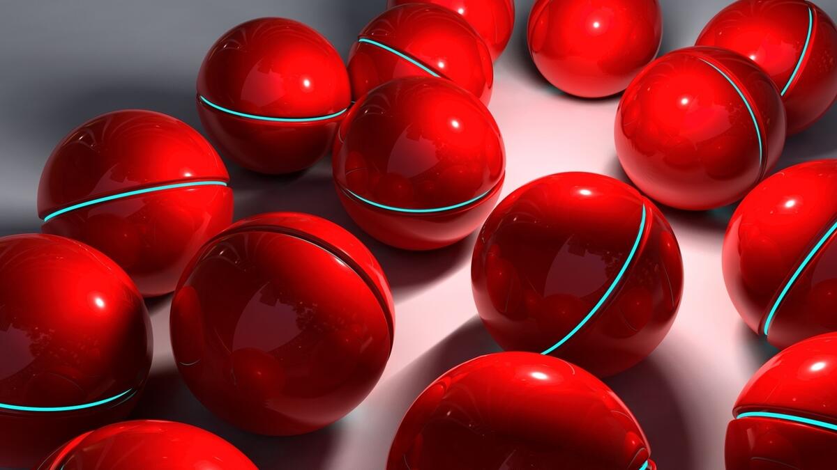 Красные блестящие шары