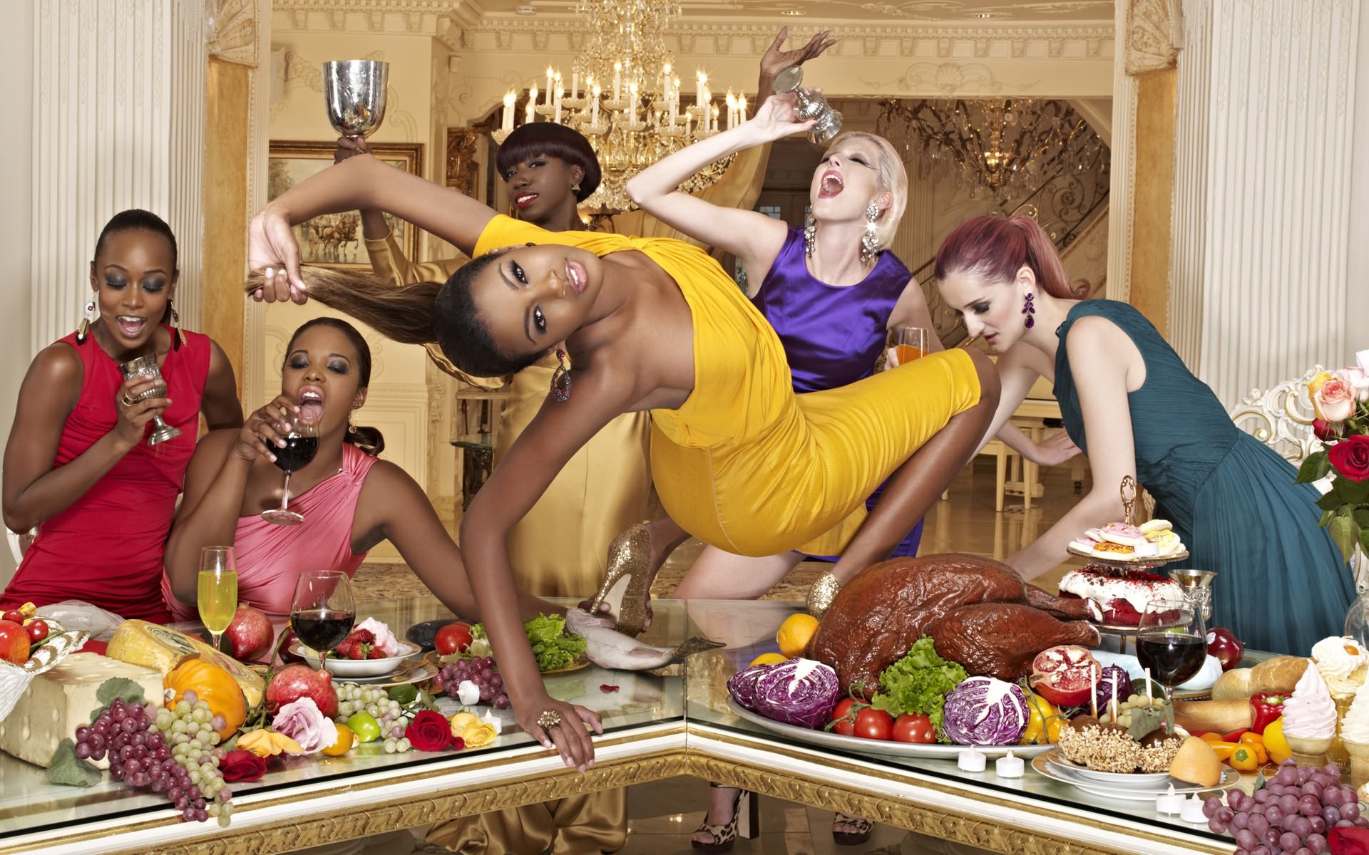 Женщины развлекают. Смешная вечеринка. Танцы на столе. Женщина на столе с едой. Куча девушек.
